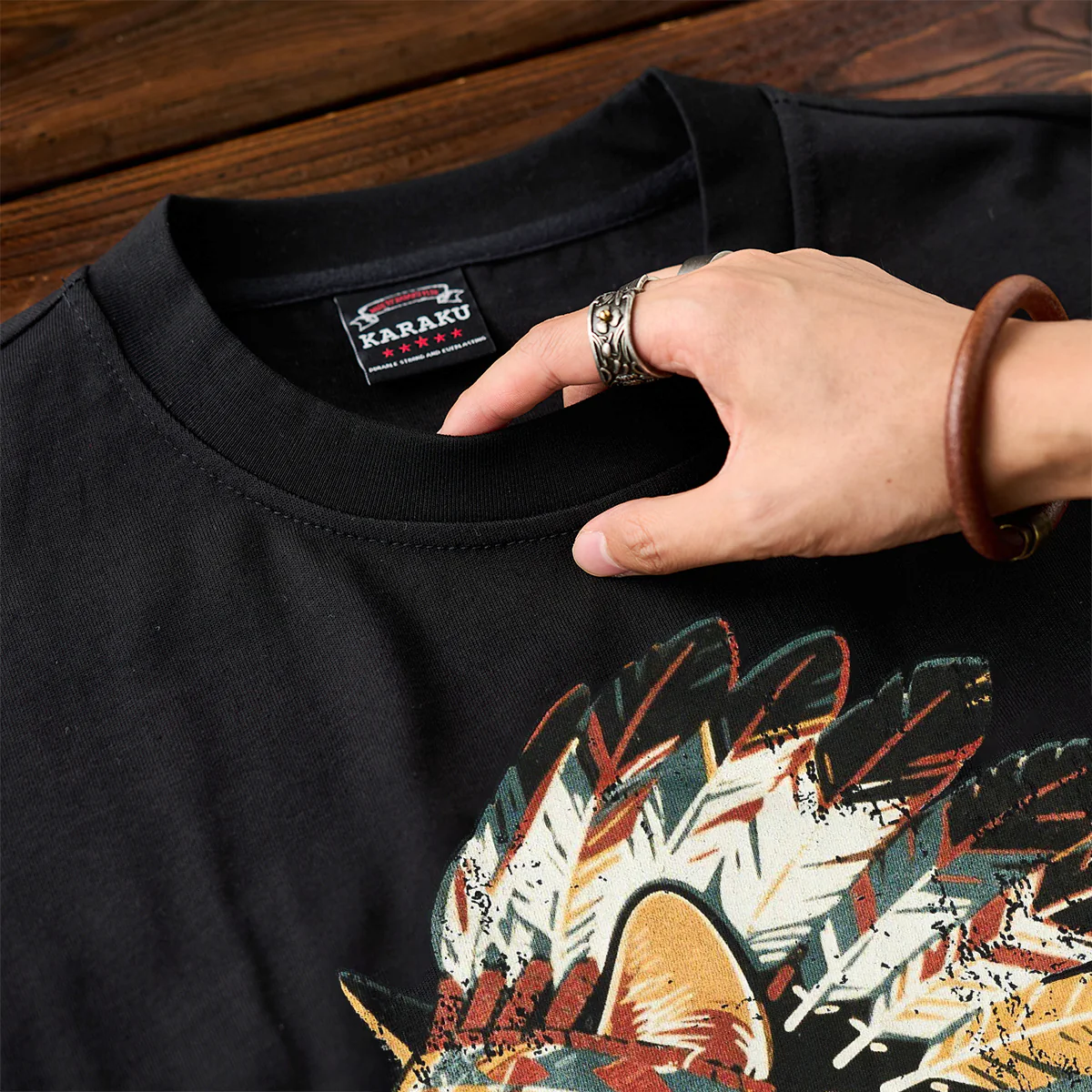 「インディアン酋長猫」プリント&karaku刺繍入りコットンTシャツ - Image 6