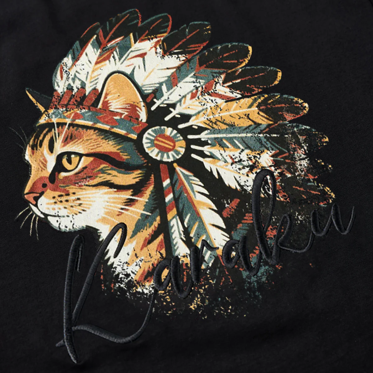 「インディアン酋長猫」プリント&karaku刺繍入りコットンTシャツ - Image 8