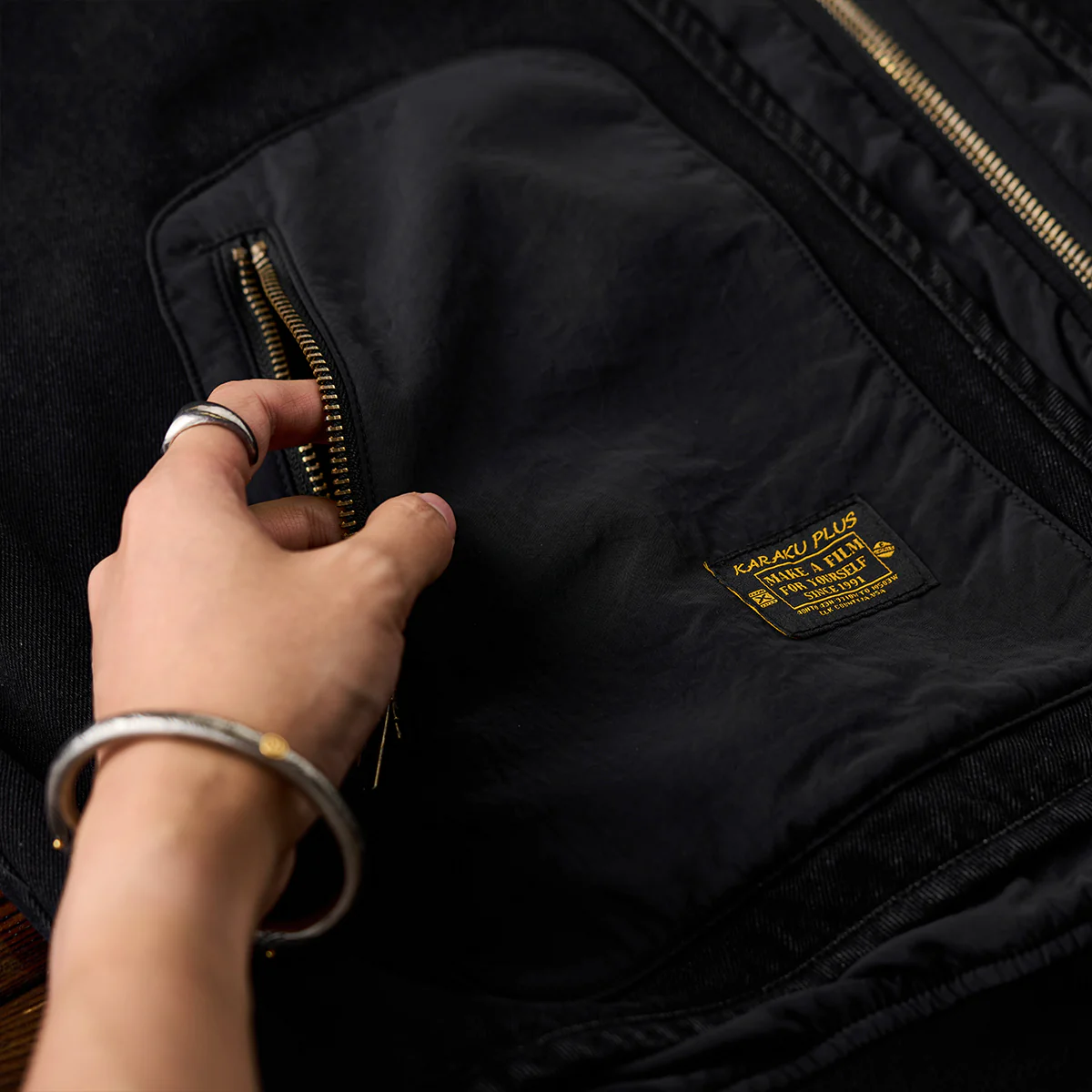 再構築 異素材コンビウォッシュ加工デニムジャケット - Image 17