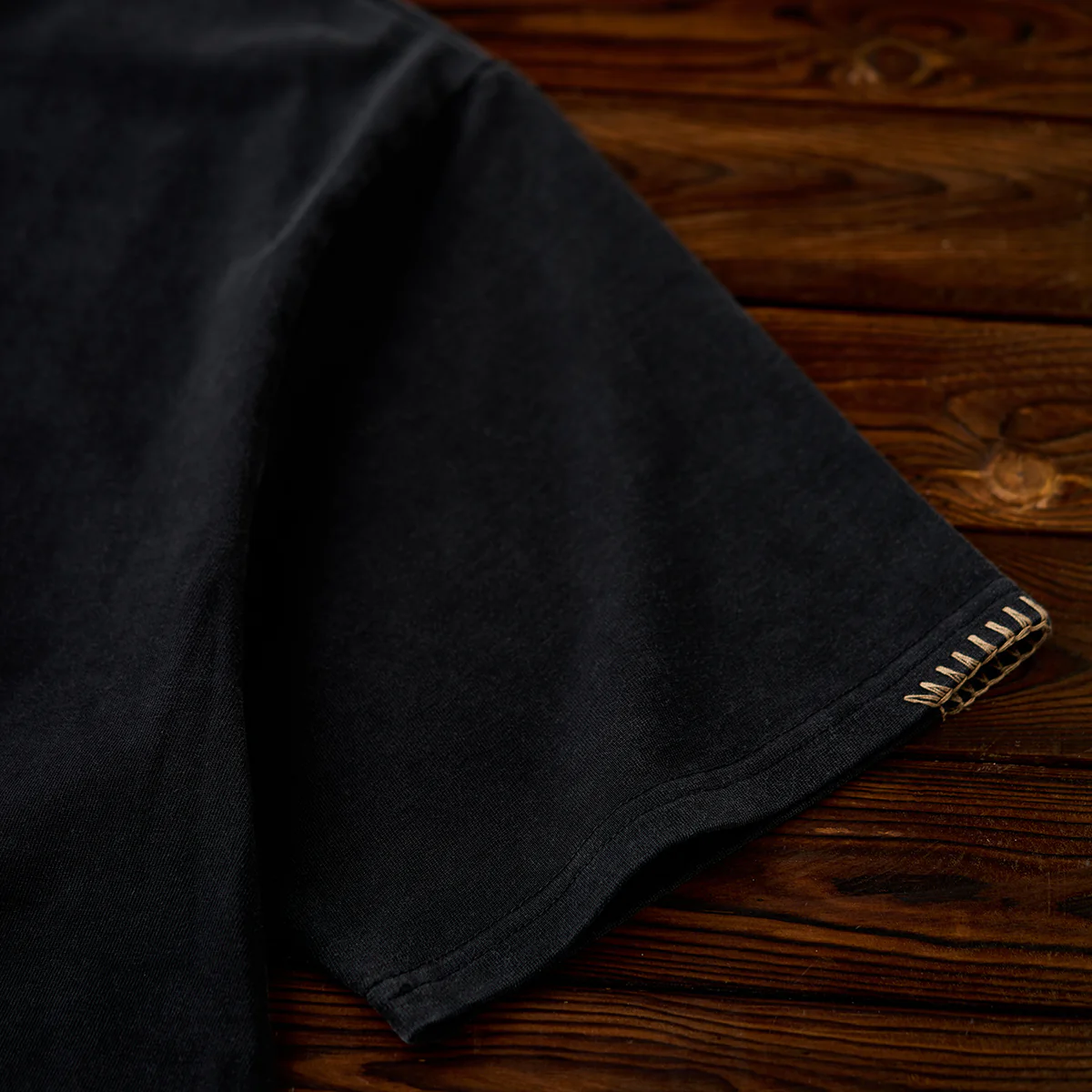 飾りステッチ ナバホ風のフェザープリントコットンTee - Image 12