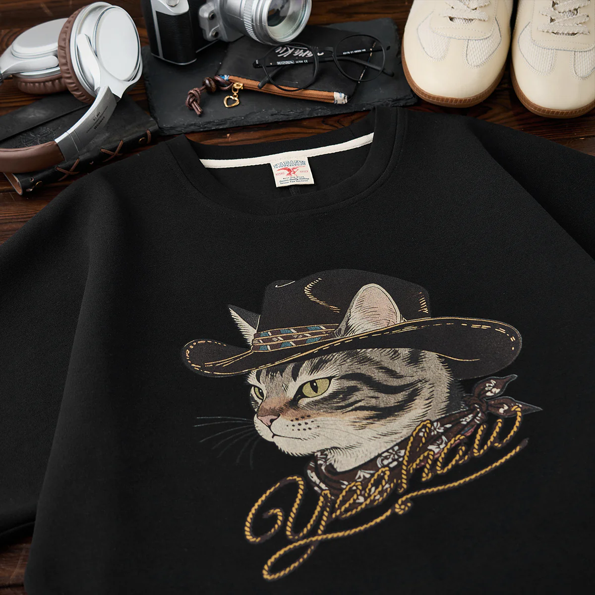 「ウエスタンハットをかぶったカウボーイ猫」エアーレイヤーラグランスリーブTee - Image 4