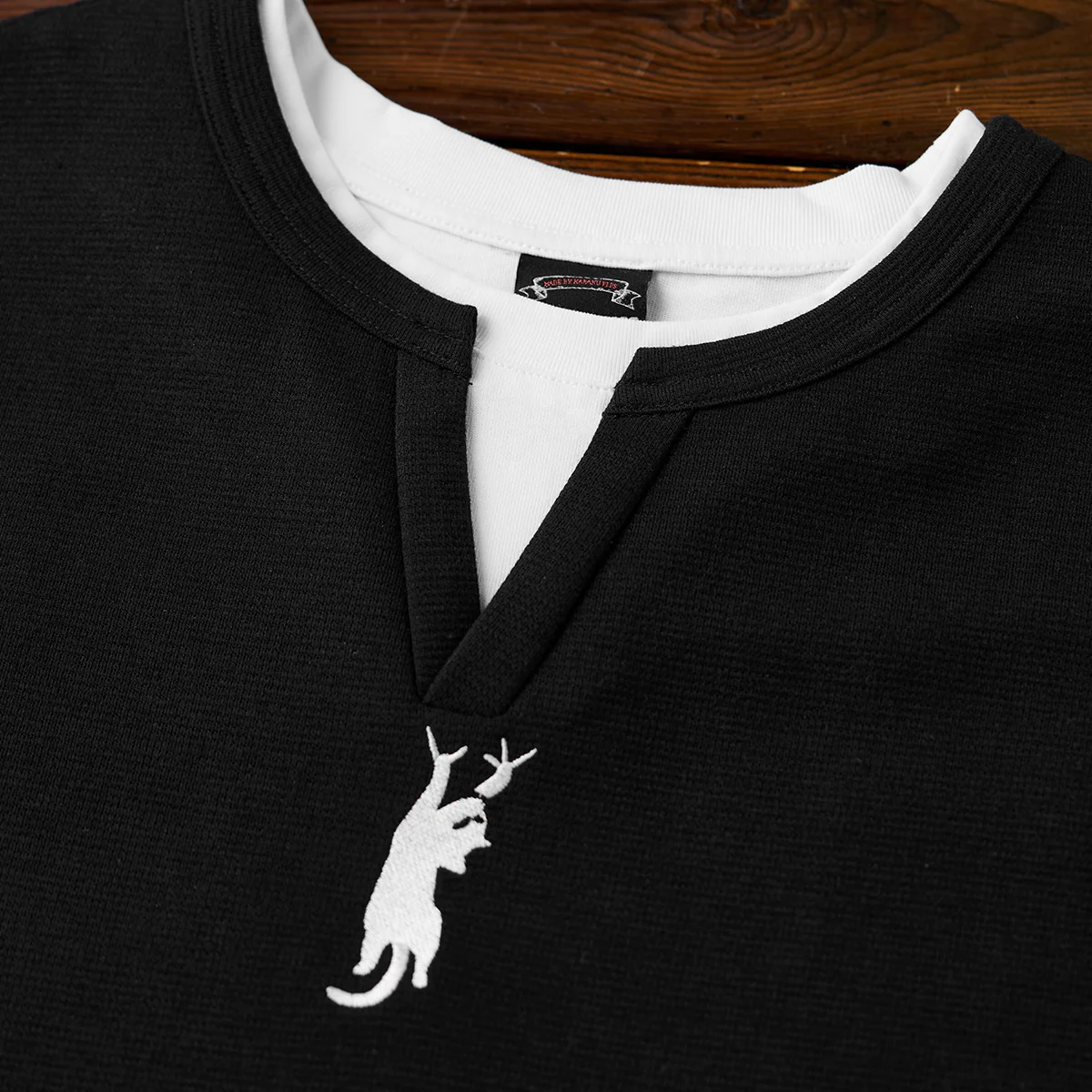 【予約】「猫のレスキュー隊」刺繡入り フェイクレイヤードミニワッフルTee - Image 6