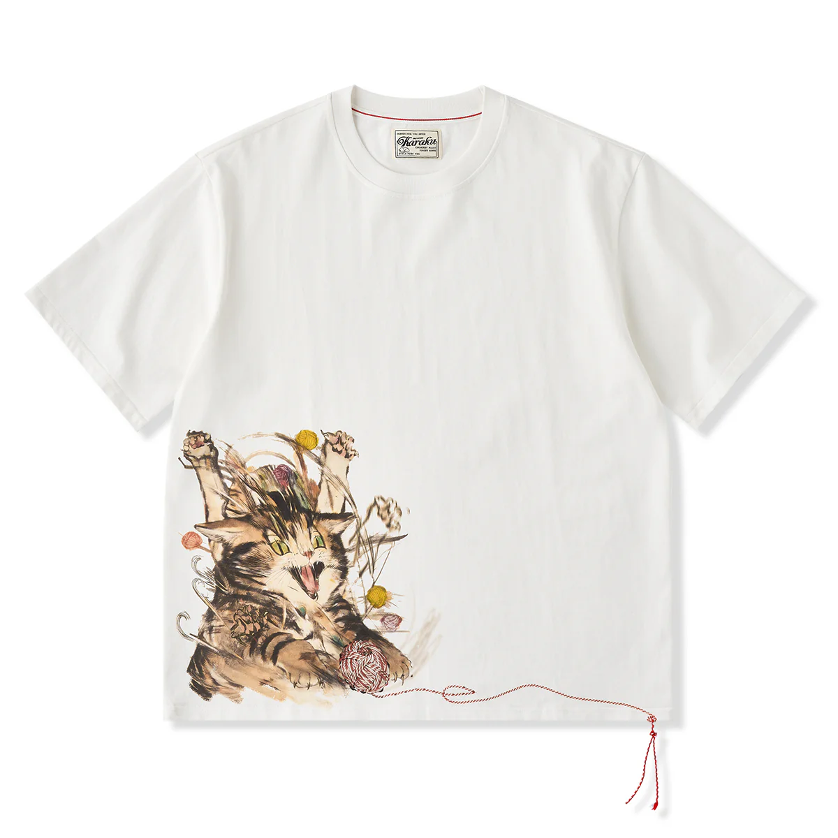 赤ヒモ付き 「毛糸玉と遊ぶ猫」 グラフィックプリント入りコットンTee