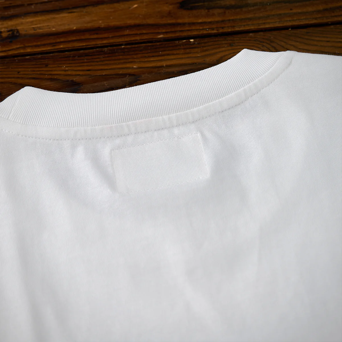 赤ヒモ付き 「毛糸玉と遊ぶ猫」 グラフィックプリント入りコットンTee - Image 12