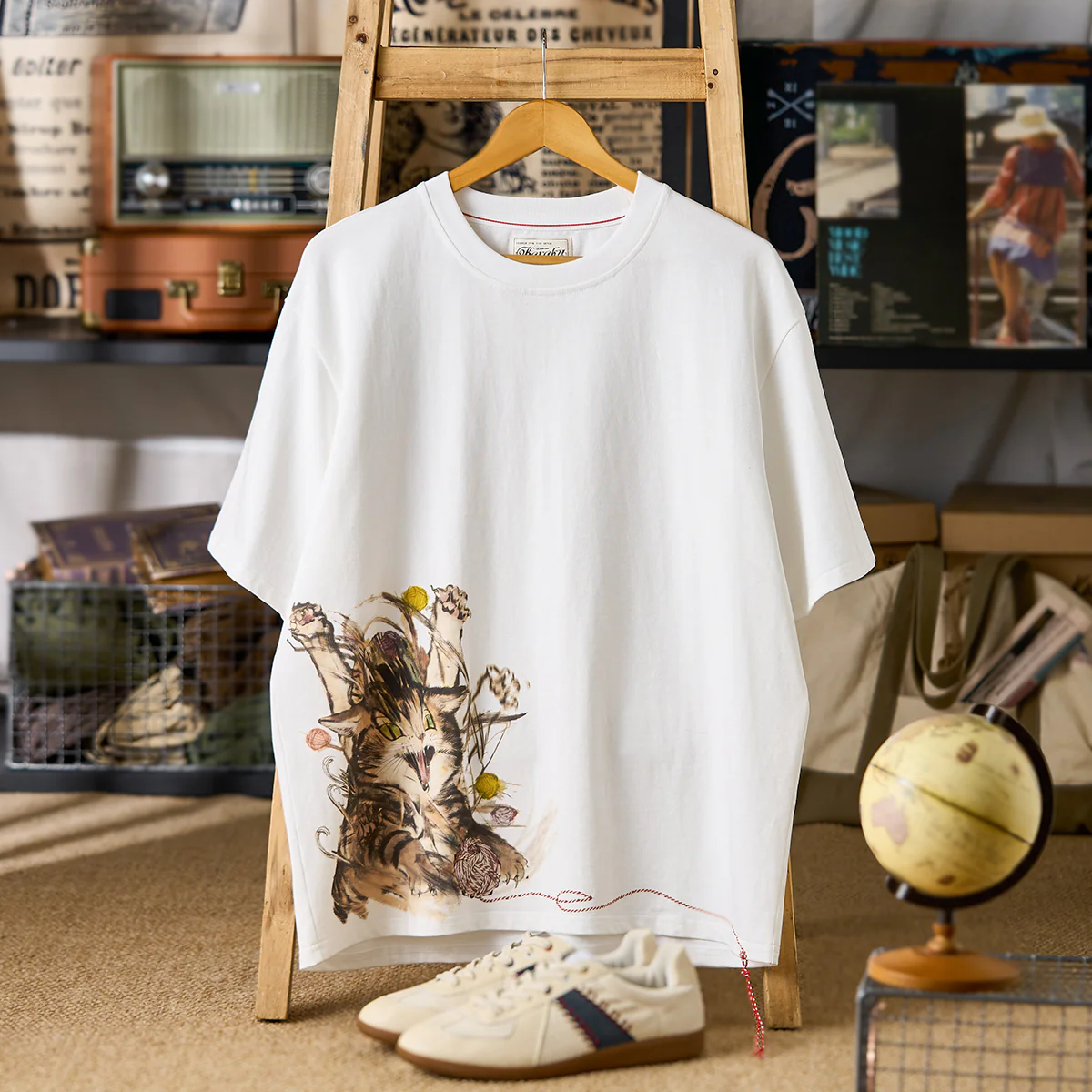 赤ヒモ付き 「毛糸玉と遊ぶ猫」 グラフィックプリント入りコットンTee - Image 3