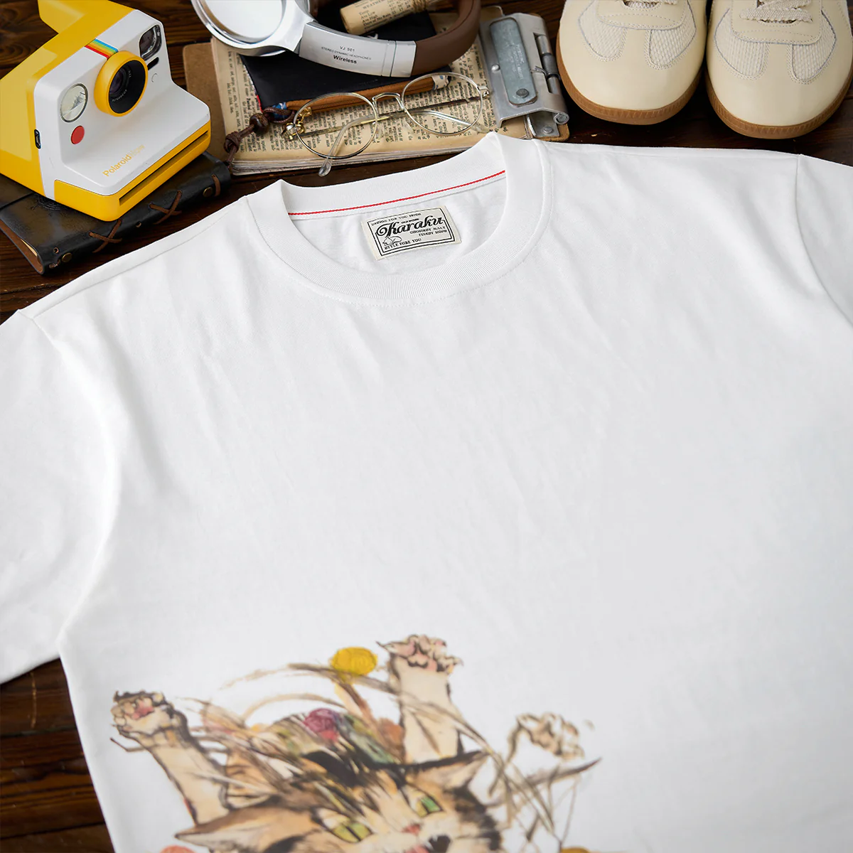 赤ヒモ付き 「毛糸玉と遊ぶ猫」 グラフィックプリント入りコットンTee - Image 4