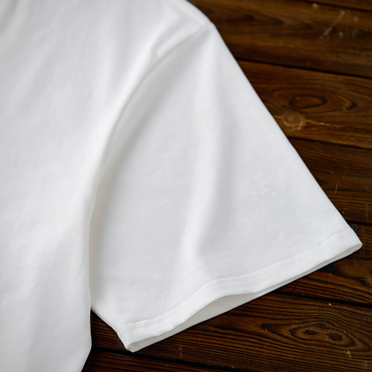 赤ヒモ付き 「毛糸玉と遊ぶ猫」 グラフィックプリント入りコットンTee - Image 7