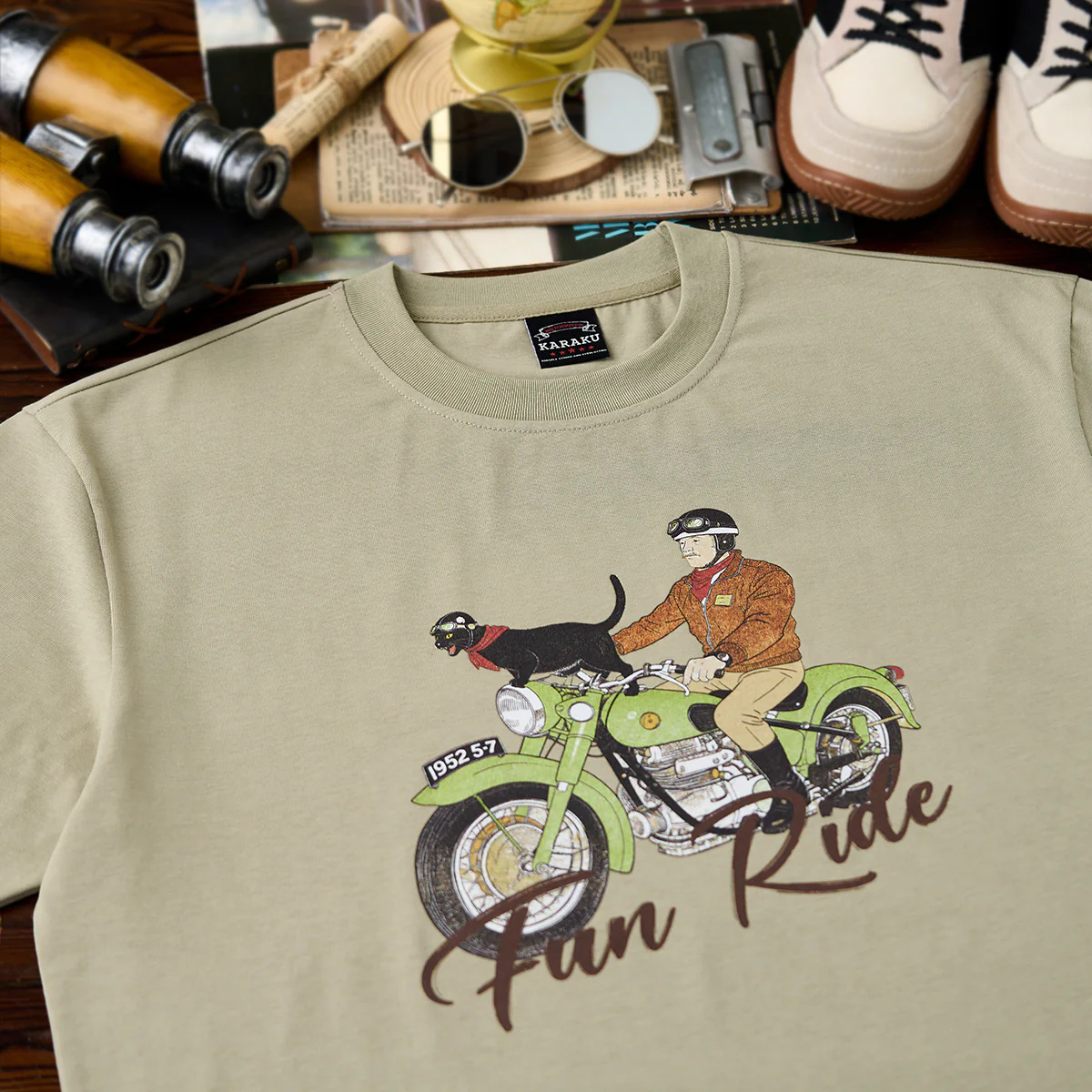 【予約】「風を切る猫と相棒ライダー」プリント入り半袖コットンTee - Image 4