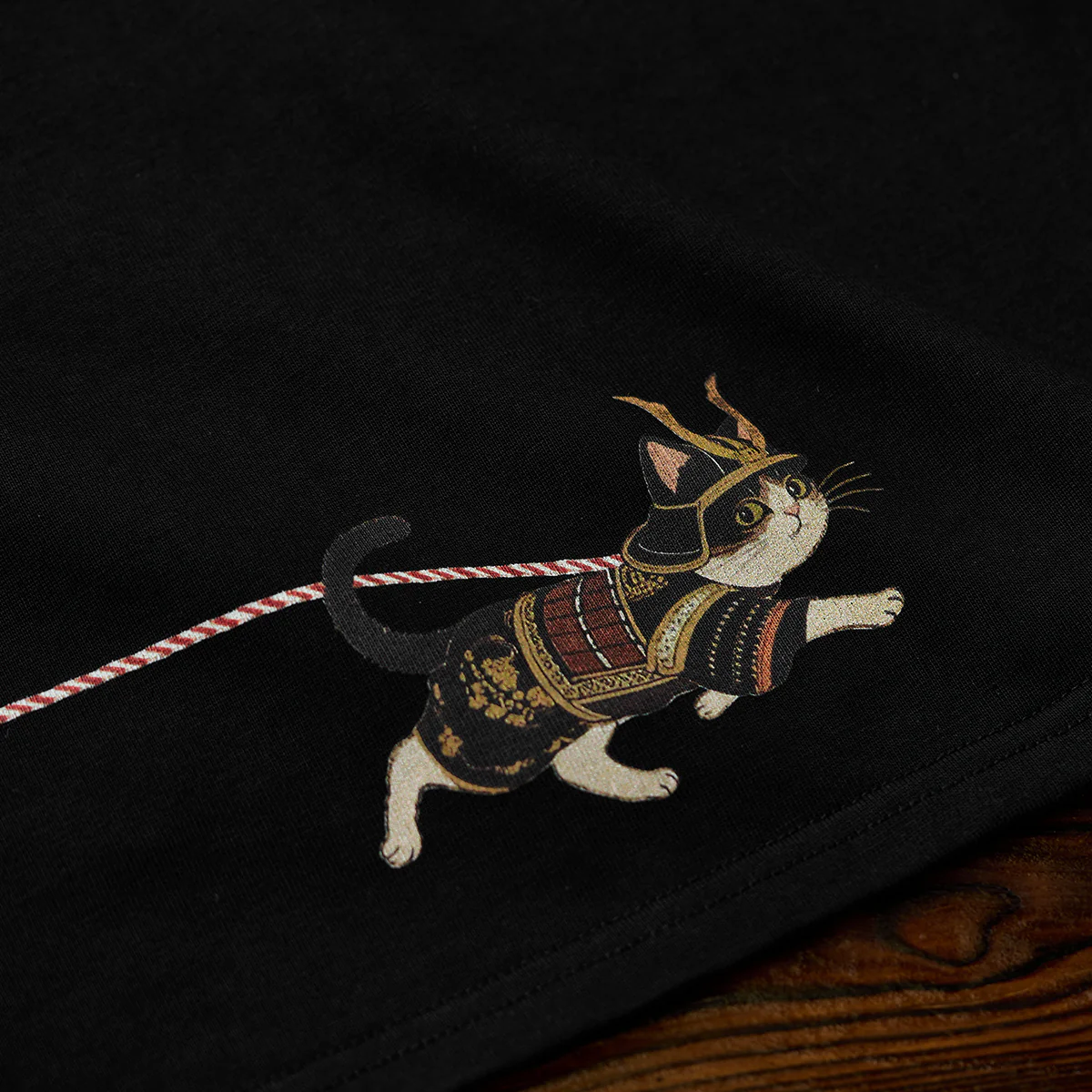 赤ヒモ付き 「猫と相棒武士」前後アシンメトリープリントコットンTシャツ - Image 12