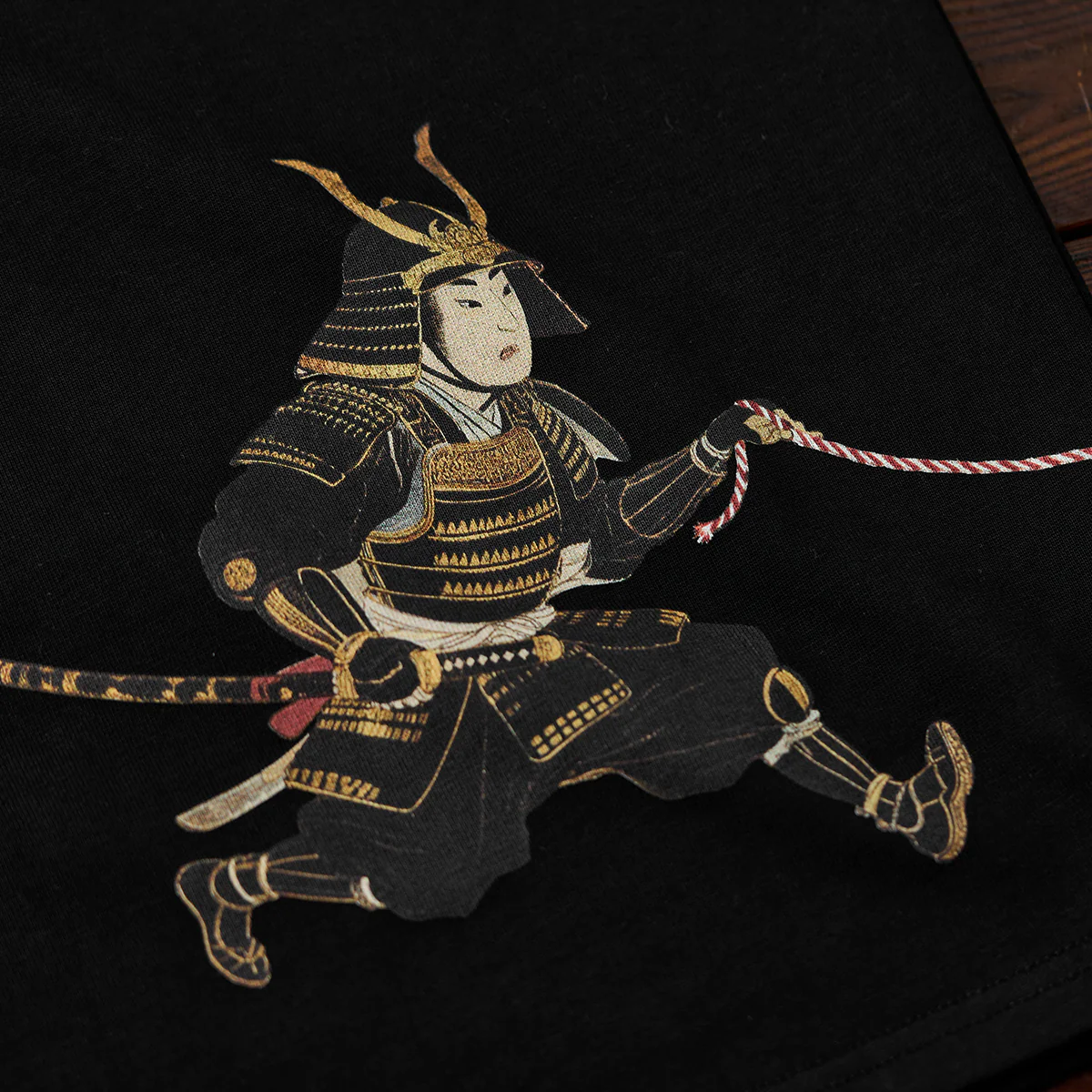 赤ヒモ付き 「猫と相棒武士」前後アシンメトリープリントコットンTシャツ - Image 14