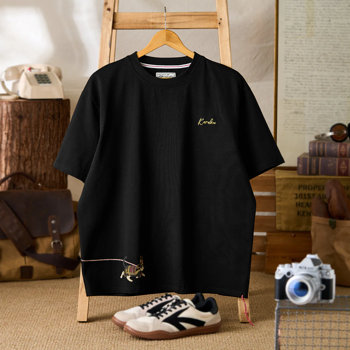 赤ヒモ付き 「猫と相棒武士」前後アシンメトリープリントコットンTシャツ - Image 3