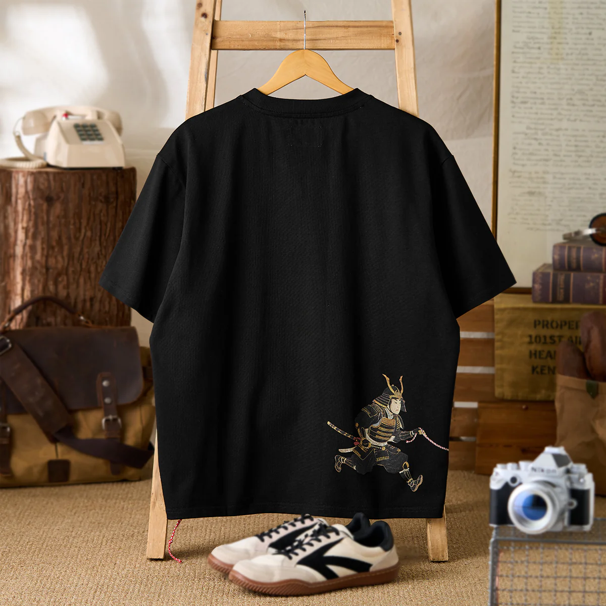 赤ヒモ付き 「猫と相棒武士」前後アシンメトリープリントコットンTシャツ - Image 4