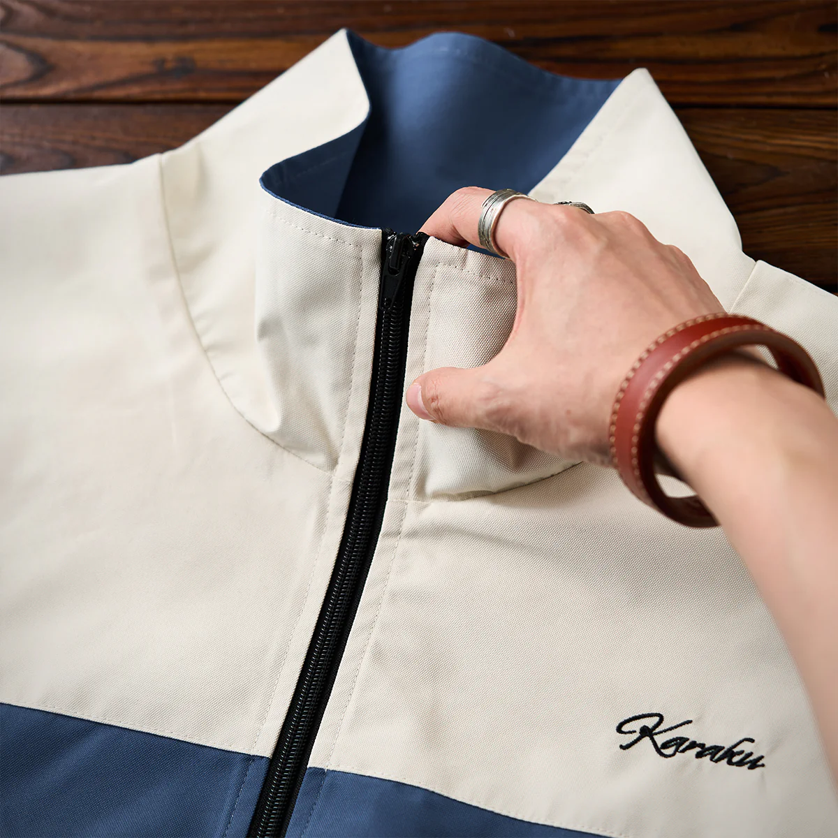 「KaraKu」刺繡ロゴ　裏メッシュ配色切替スタンドカラージャケット - Image 9