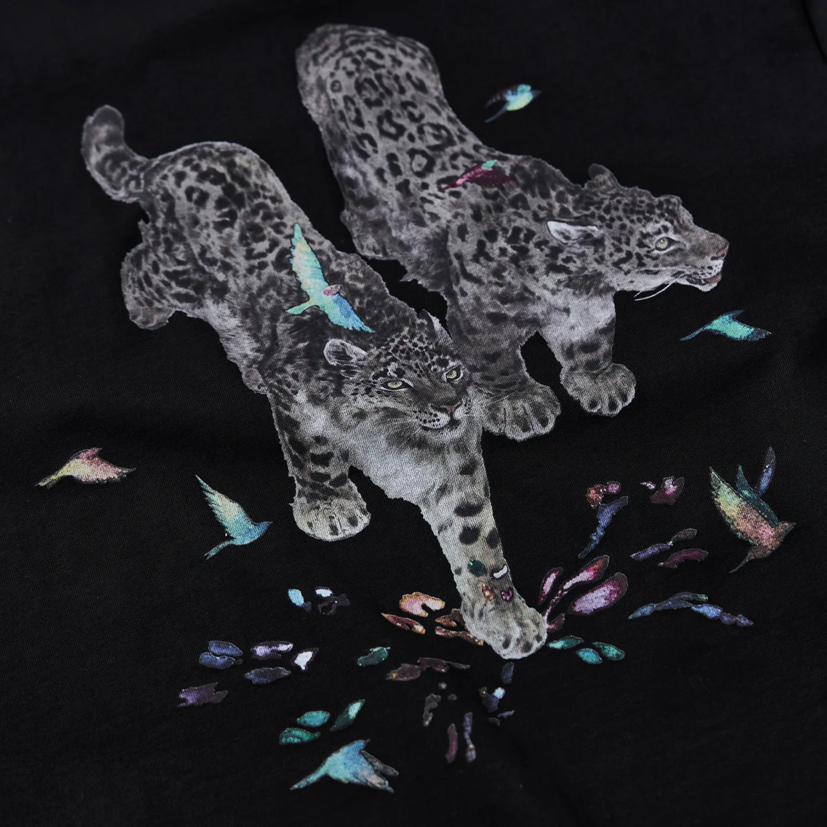 Karaku×川又聡「雪豹・足元に咲く色彩」プリント&Karaku刺繡入りコットンTee - Image 13
