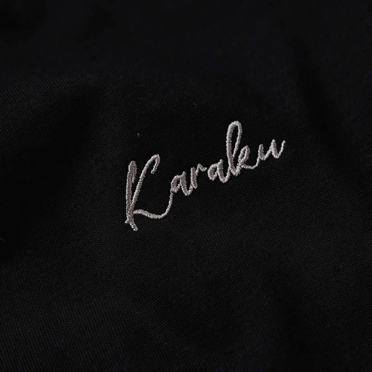 Karaku×川又聡「雪豹・足元に咲く色彩」プリント&Karaku刺繡入りコットンTee - Image 15