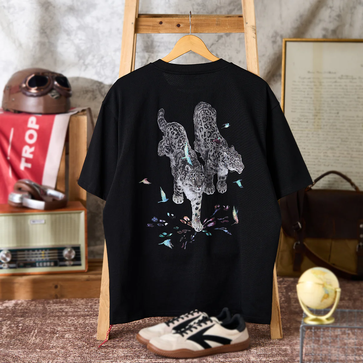 Karaku×川又聡「雪豹・足元に咲く色彩」プリント&Karaku刺繡入りコットンTee - Image 3