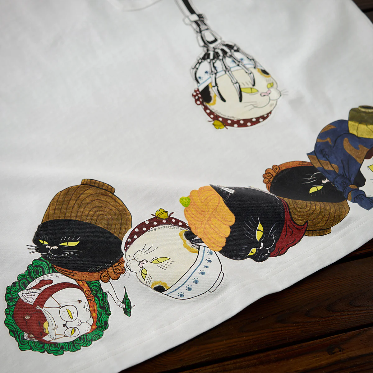「KarakuxMinatoyayoshiki」猫頭キャッチャー!ポケットコットンTEE - Image 12