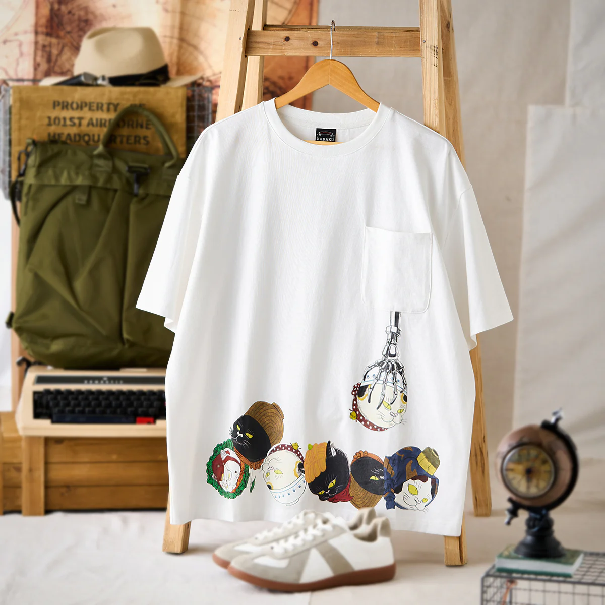 「KarakuxMinatoyayoshiki」猫頭キャッチャー!ポケットコットンTEE - Image 3