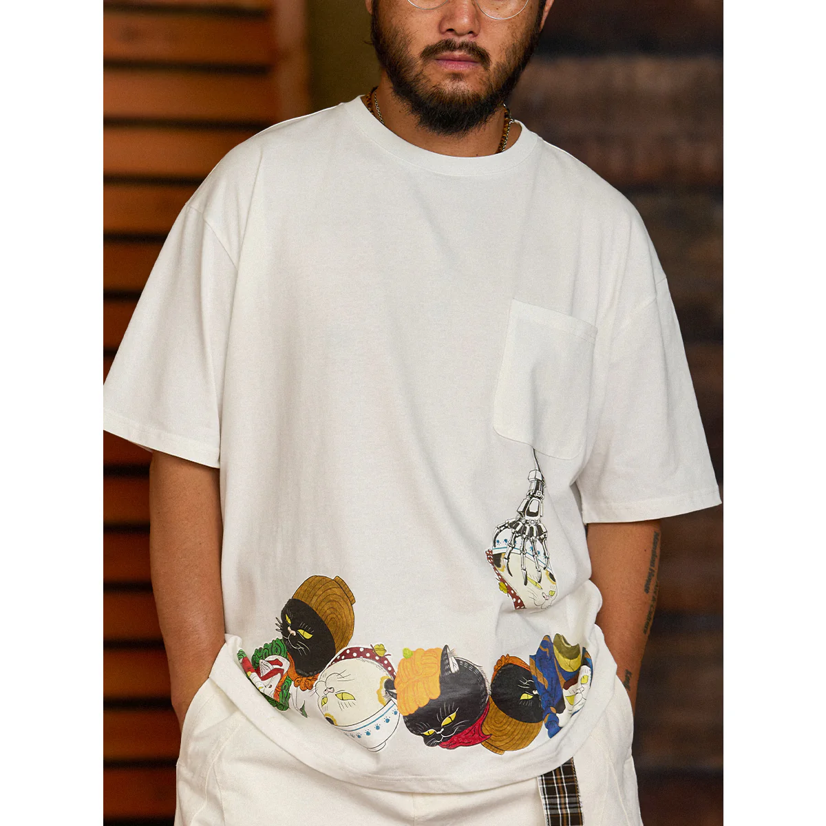 「KarakuxMinatoyayoshiki」猫頭キャッチャー!ポケットコットンTEE - Image 6