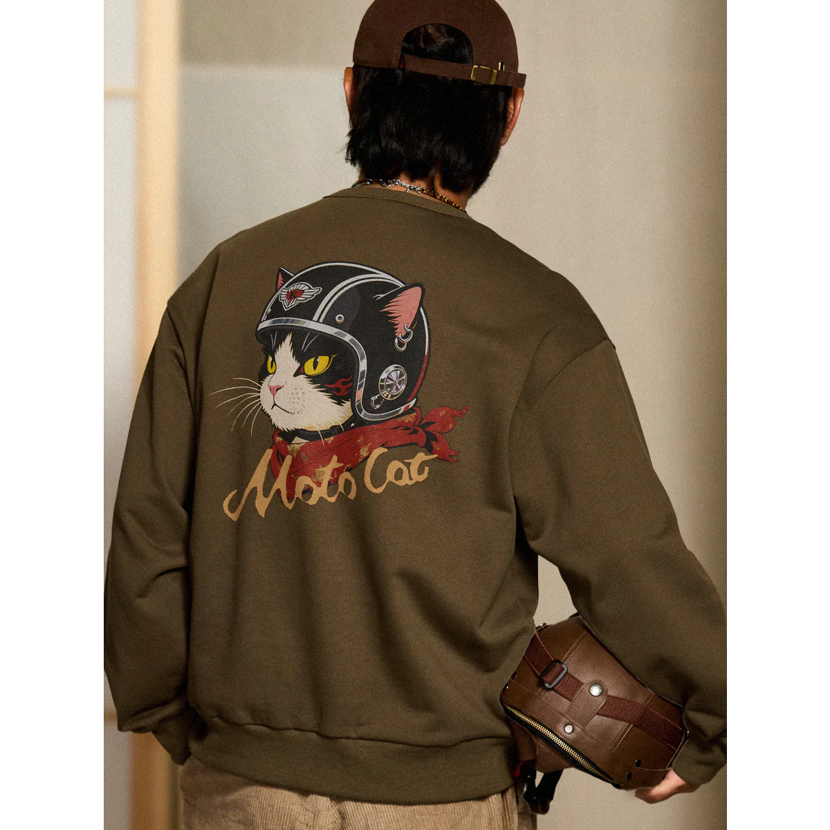 「ヘルメットを被った猫」プリント＆KaraKuロゴ刺繡入り　Vガゼットスウェット - Image 11