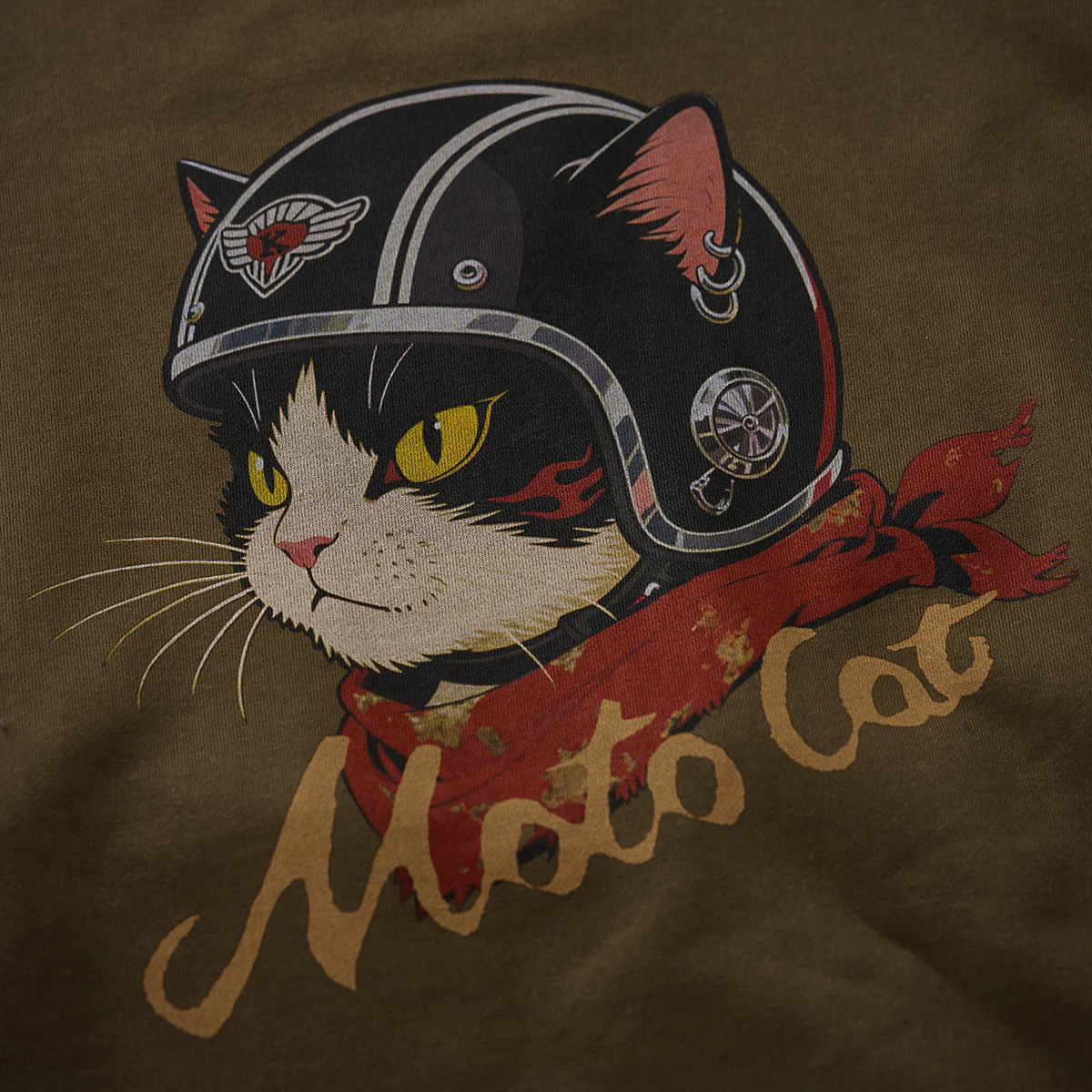 「ヘルメットを被った猫」プリント＆KaraKuロゴ刺繡入り　Vガゼットスウェット - Image 24