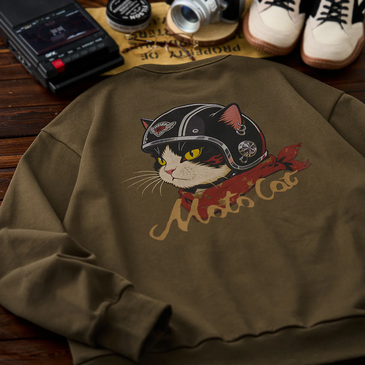 「ヘルメットを被った猫」プリント＆KaraKuロゴ刺繡入り　Vガゼットスウェット - Image 5