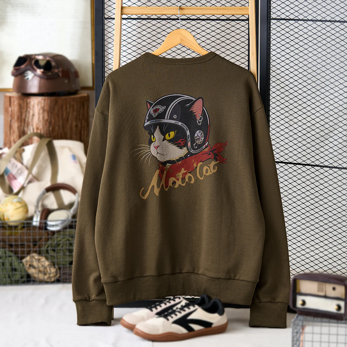 「ヘルメットを被った猫」プリント＆KaraKuロゴ刺繡入り　Vガゼットスウェット - Image 7