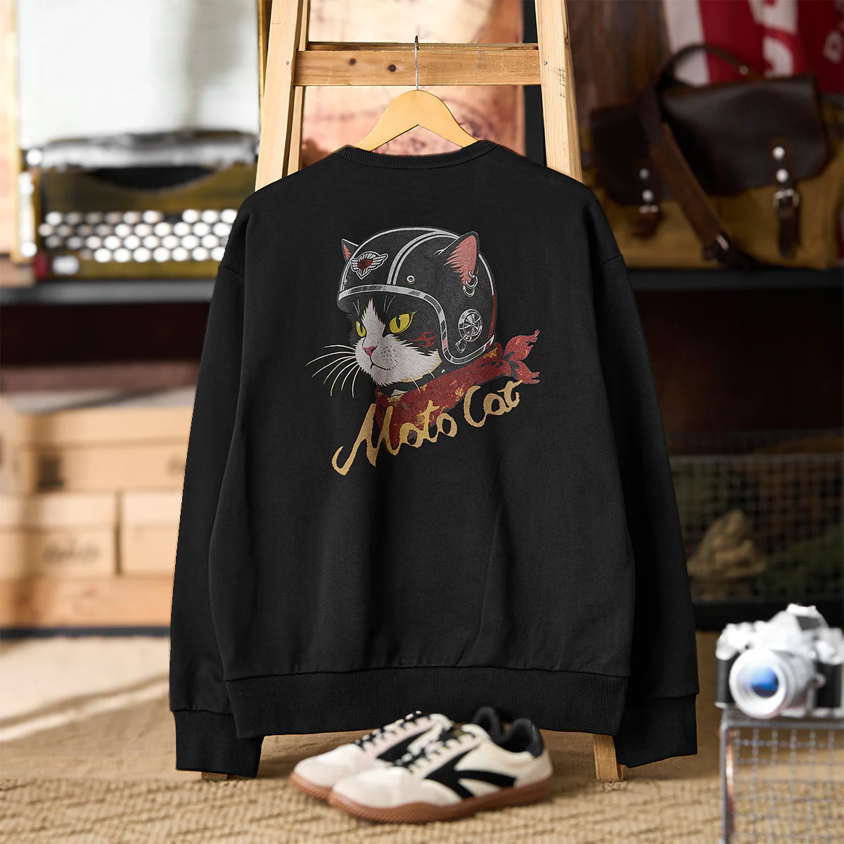 「ヘルメットを被った猫」プリント＆KaraKuロゴ刺繡入り　Vガゼットスウェット - Image 8
