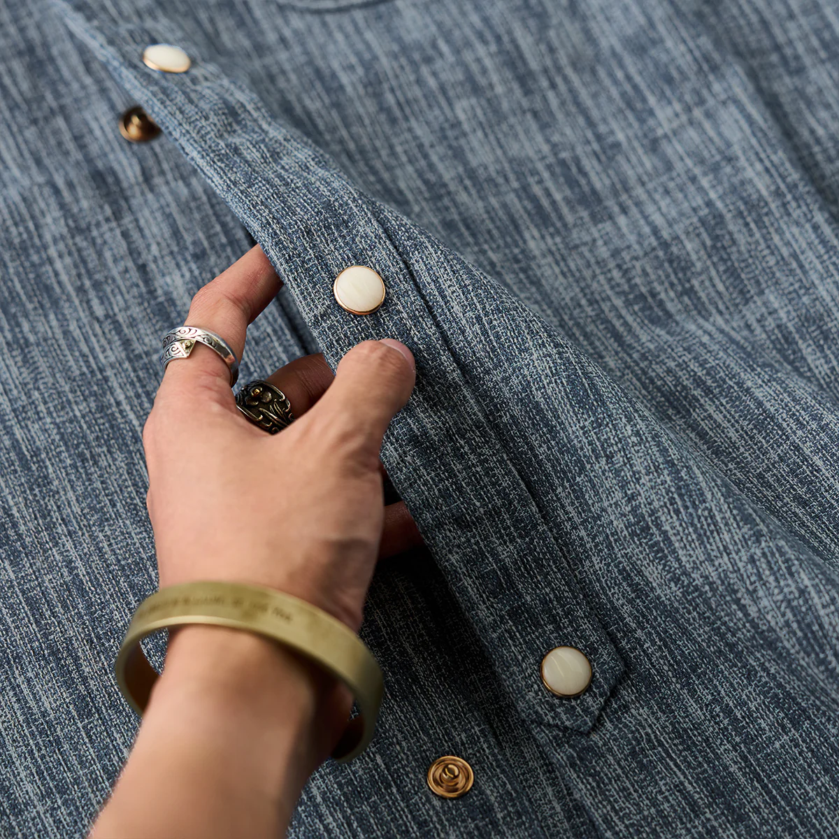 オーダーメイドパール調ボタン付き　「Karaku」刺繍入り先染めワークシャツ - Image 17