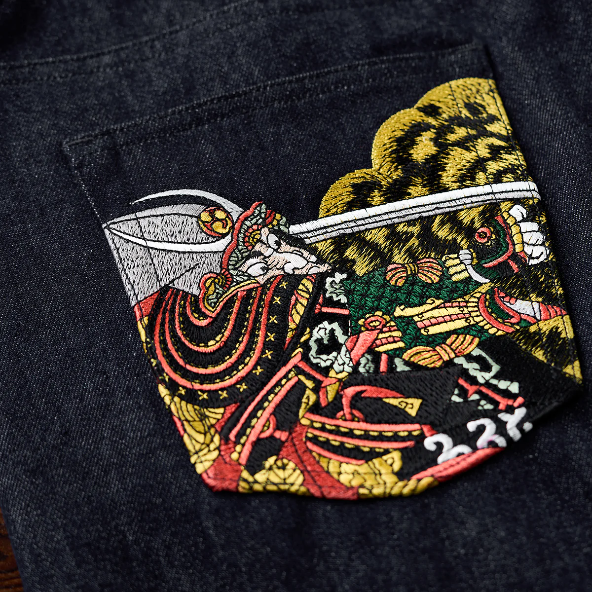 「本朝水滸伝豪傑八百人一個・膳臣巴提使」浮世絵刺繡デニムパンツ - Image 11