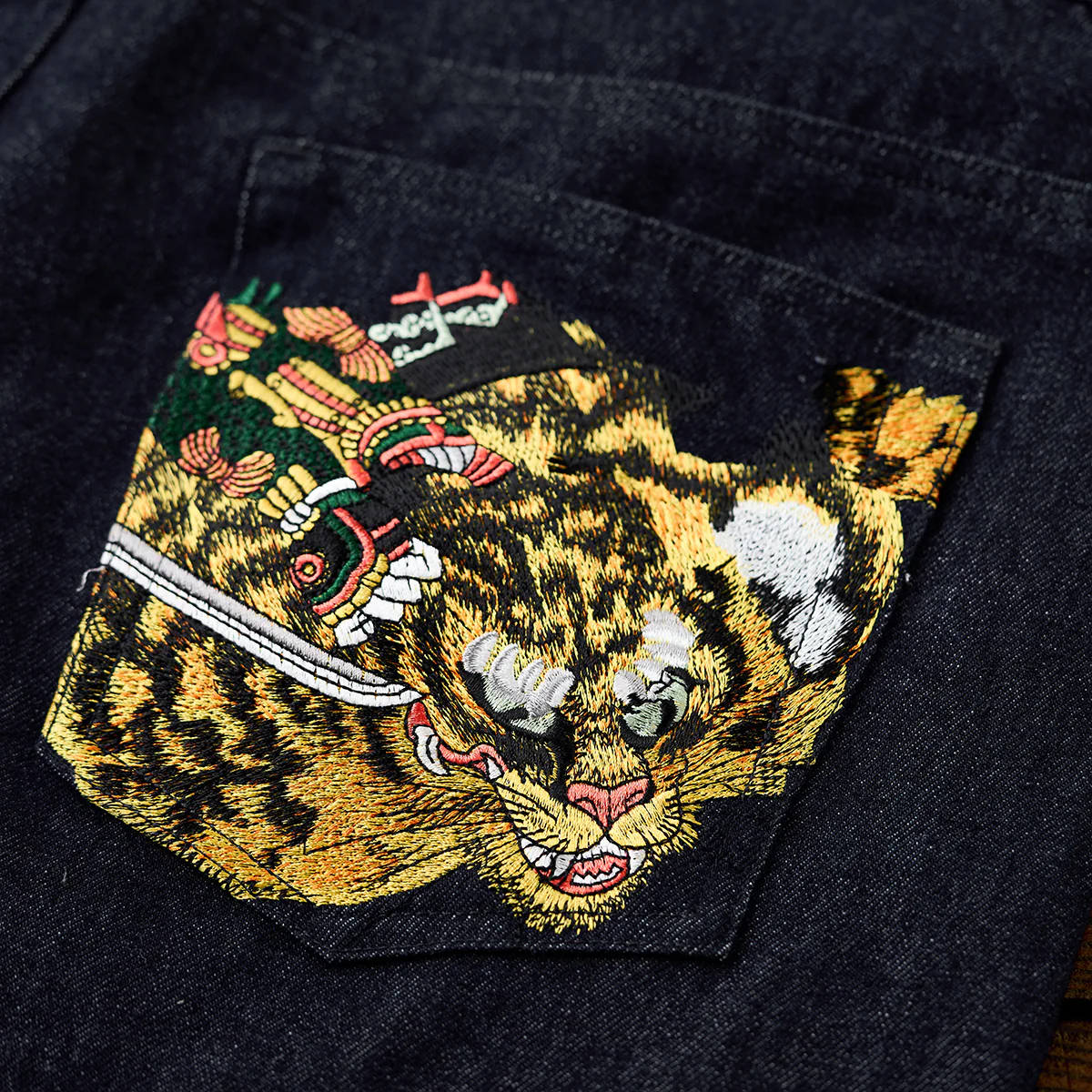 「本朝水滸伝豪傑八百人一個・膳臣巴提使」浮世絵刺繡デニムパンツ - Image 12