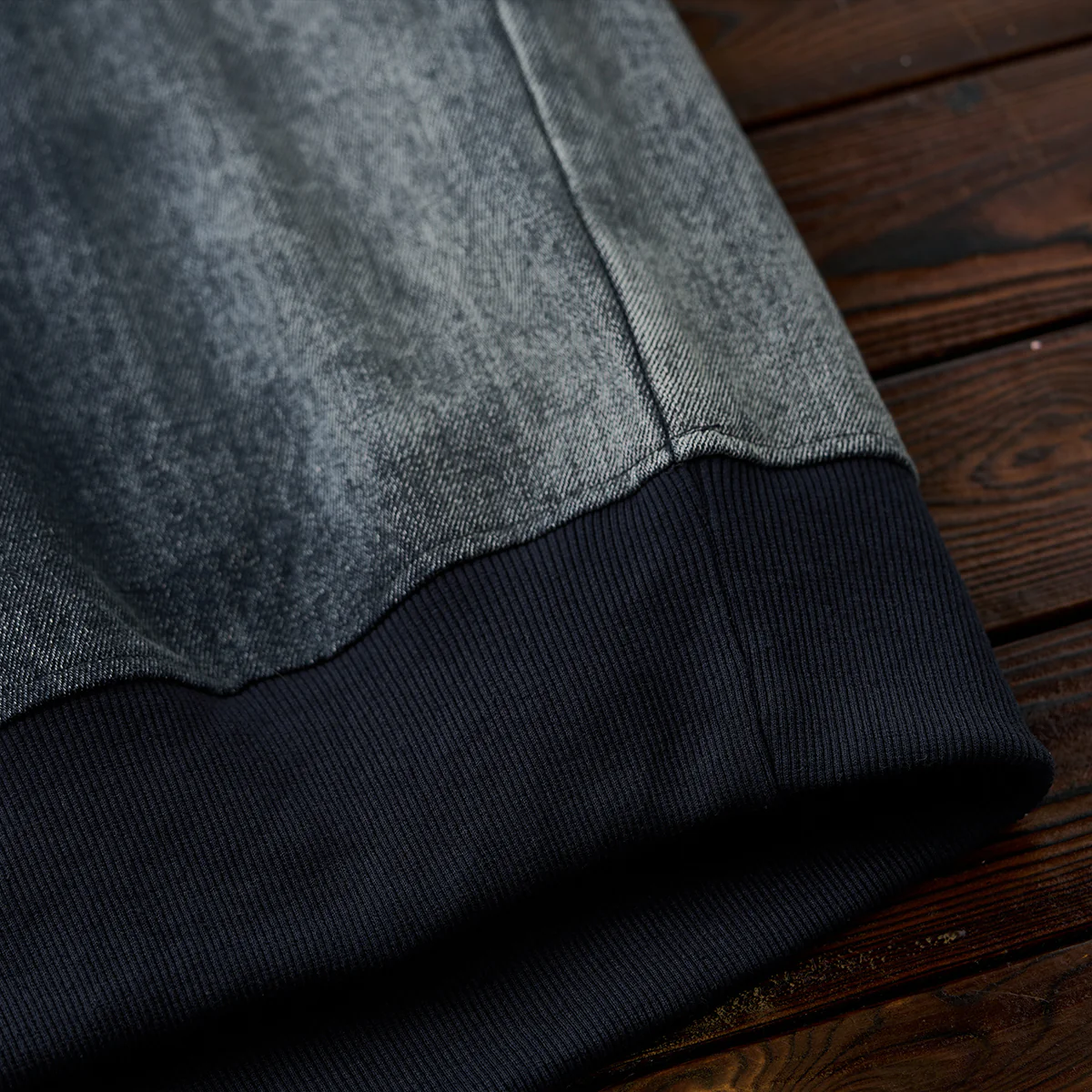 袖「Alley-oop」刺繡 Vガゼットストーンウォッシュデニムスウェット - Image 11