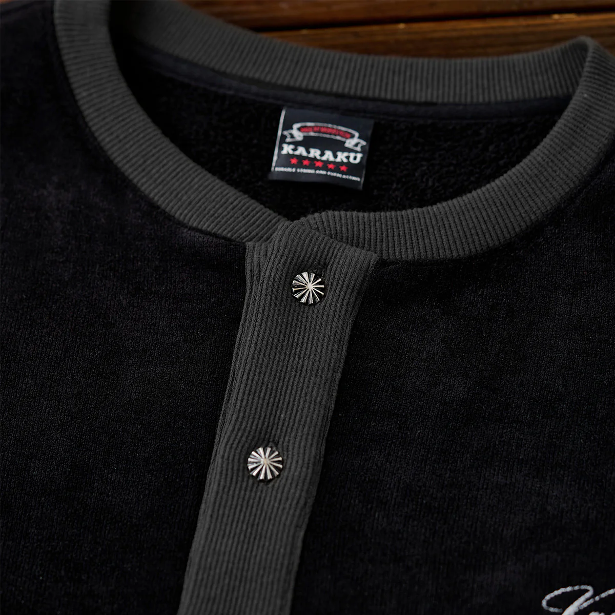 「KaraKu」刺繍入り　両面起毛フリースヘンリーネックスウェット - Image 8