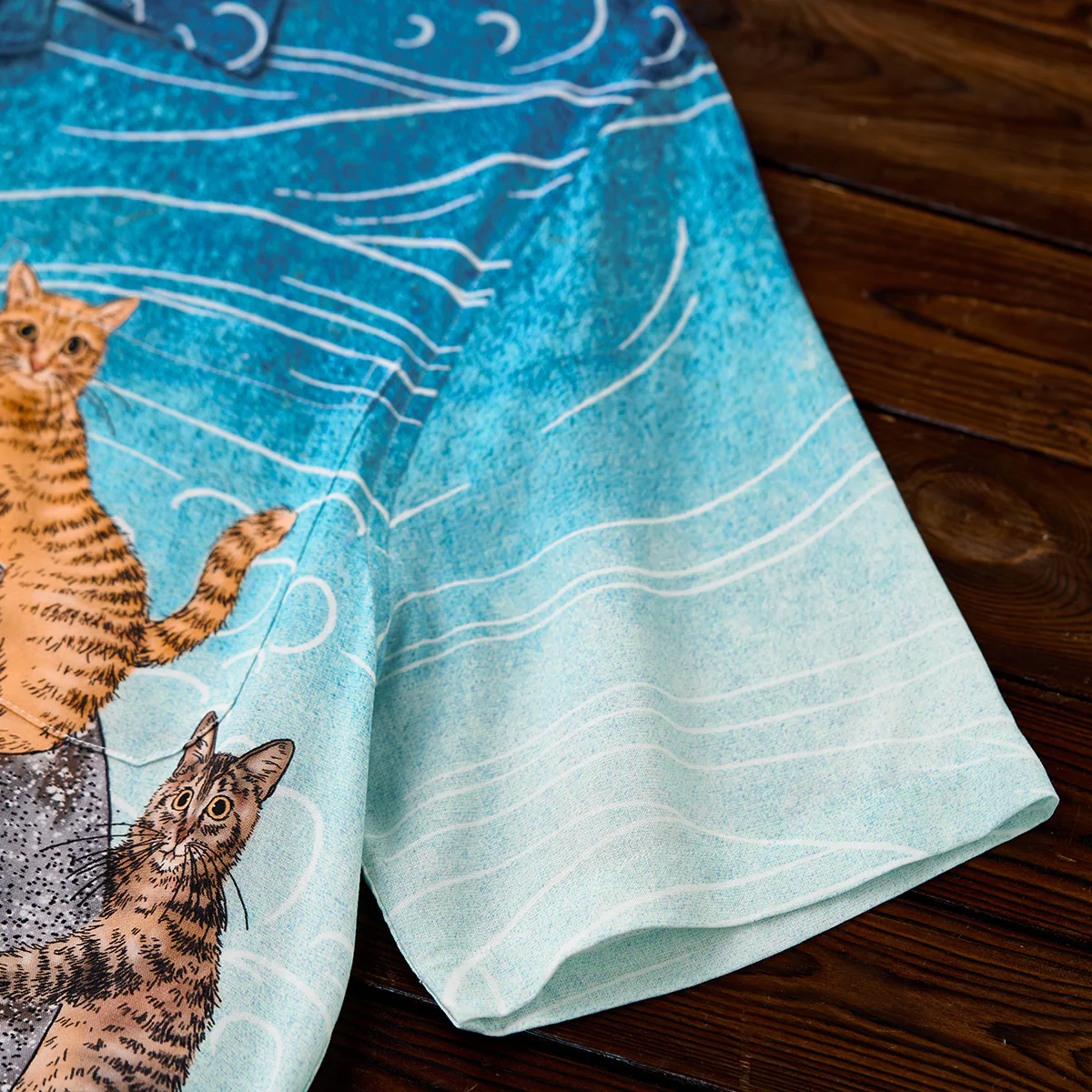 「KaraKux365CAT.ART」刺繡入り 鯨と泳ぐ猫 アロハシャツ - Image 13