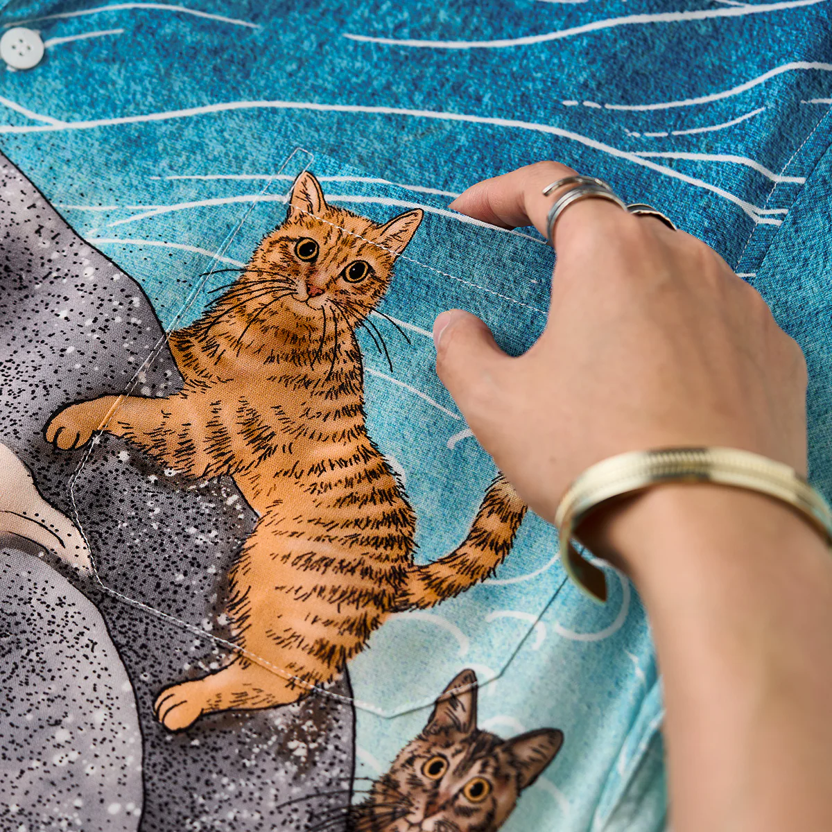 「KaraKux365CAT.ART」刺繡入り 鯨と泳ぐ猫 アロハシャツ - Image 16