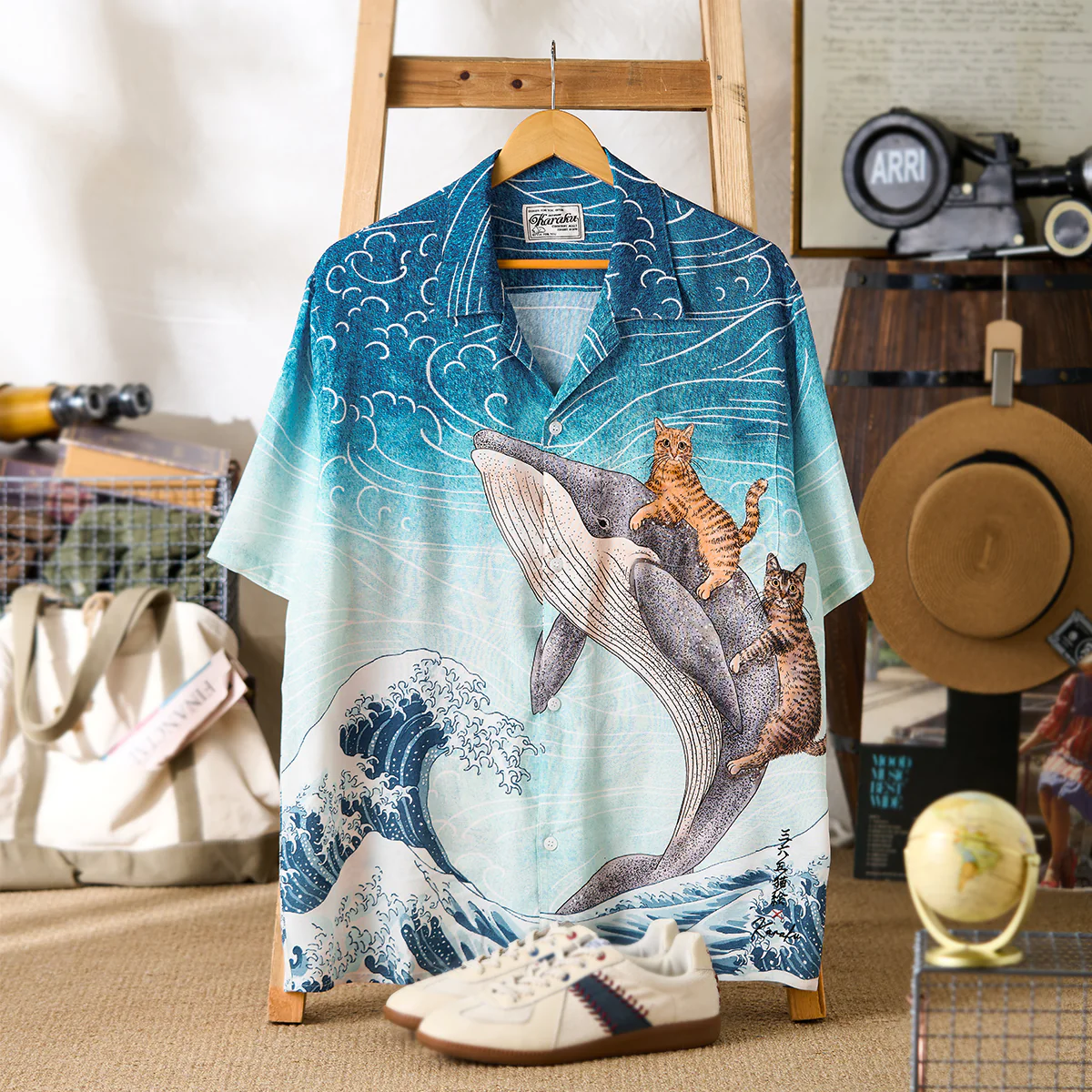 「KaraKux365CAT.ART」刺繡入り 鯨と泳ぐ猫 アロハシャツ - Image 3