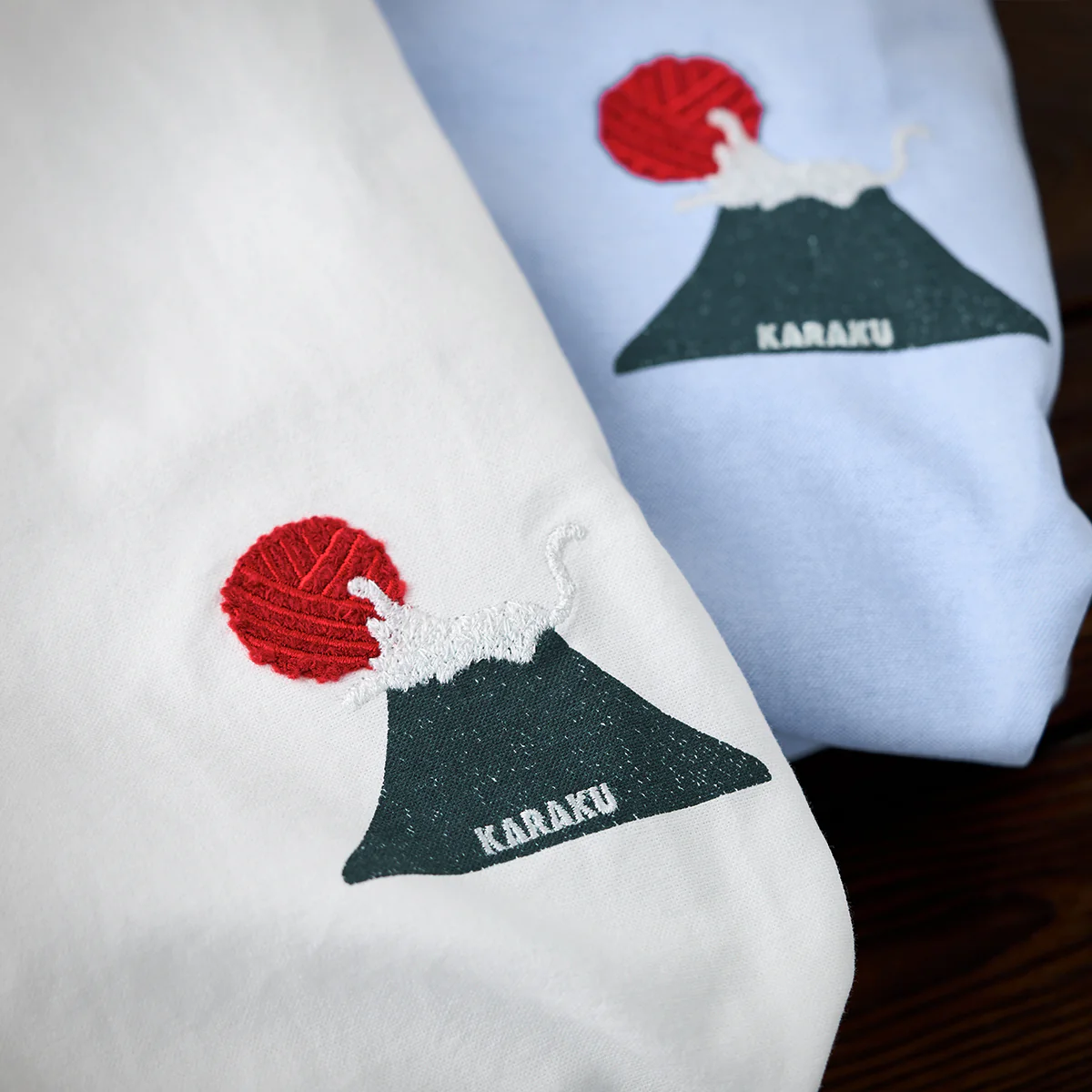 赤ヒモ付き 「富士頂上の猫遊び 」刺繍入り長袖シャツ - Image 10
