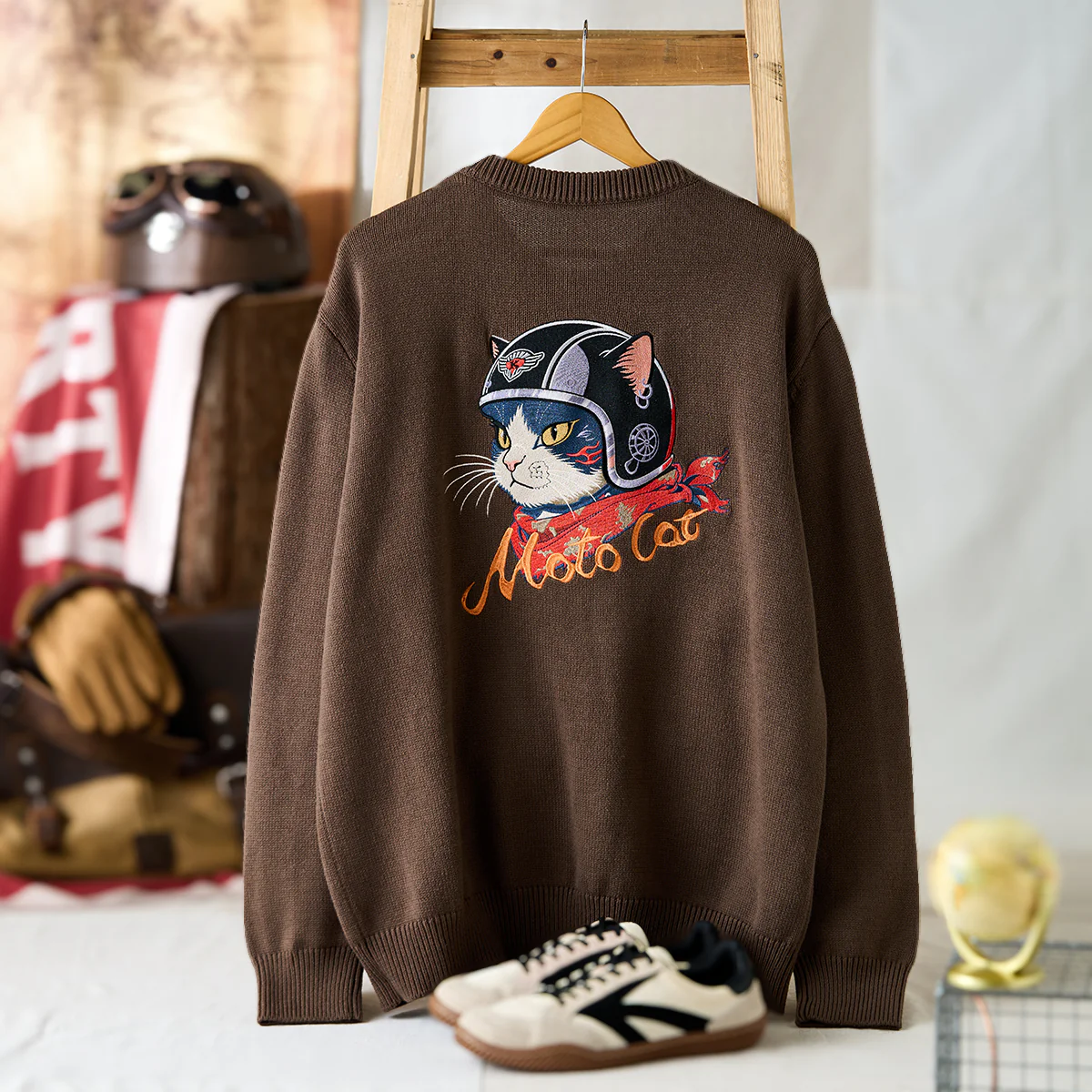 「ヘルメットを被った猫」刺繡&KaraKuロゴ刺繡入り ヘンリーネックニットセーター - Image 3