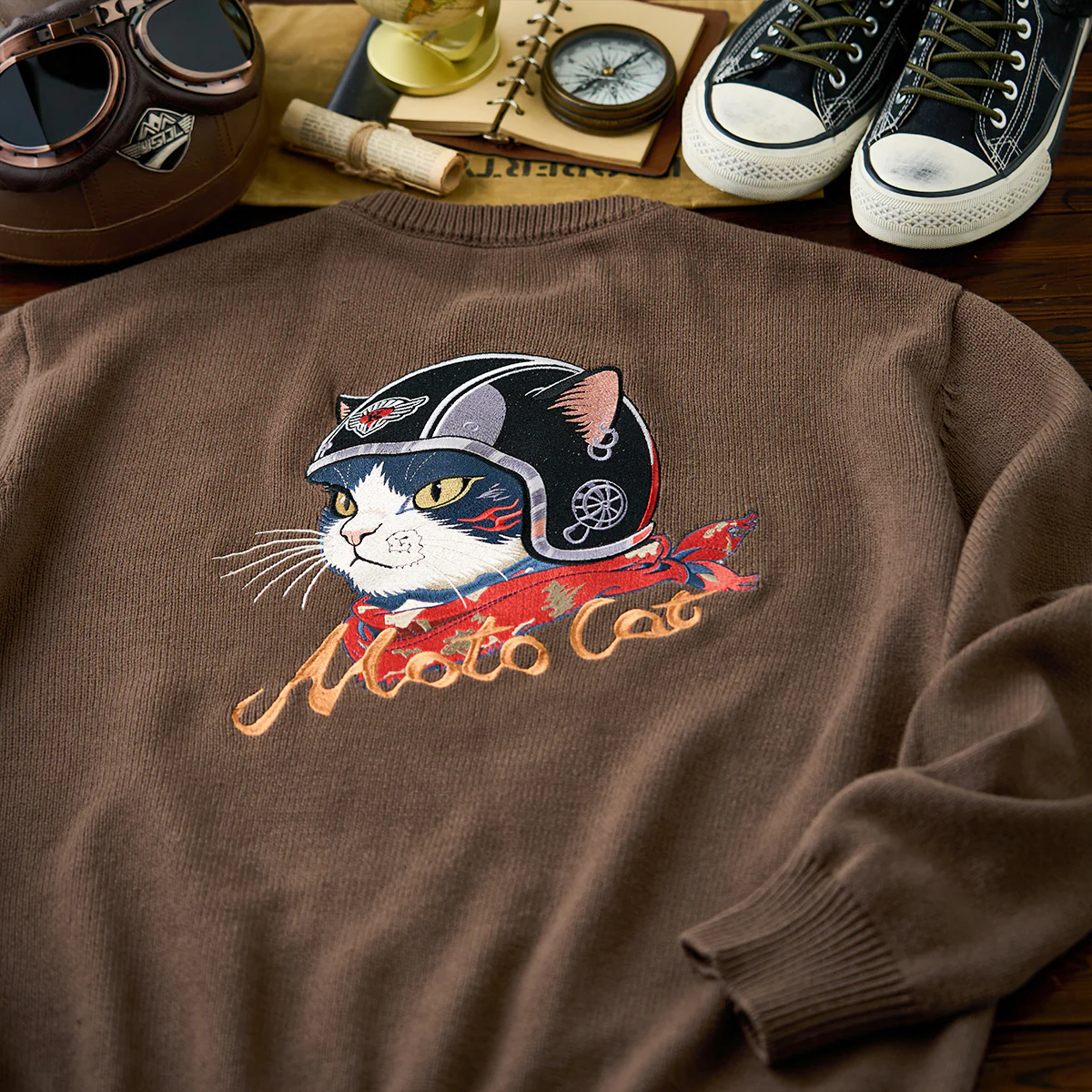 「ヘルメットを被った猫」刺繡&KaraKuロゴ刺繡入り ヘンリーネックニットセーター - Image 5