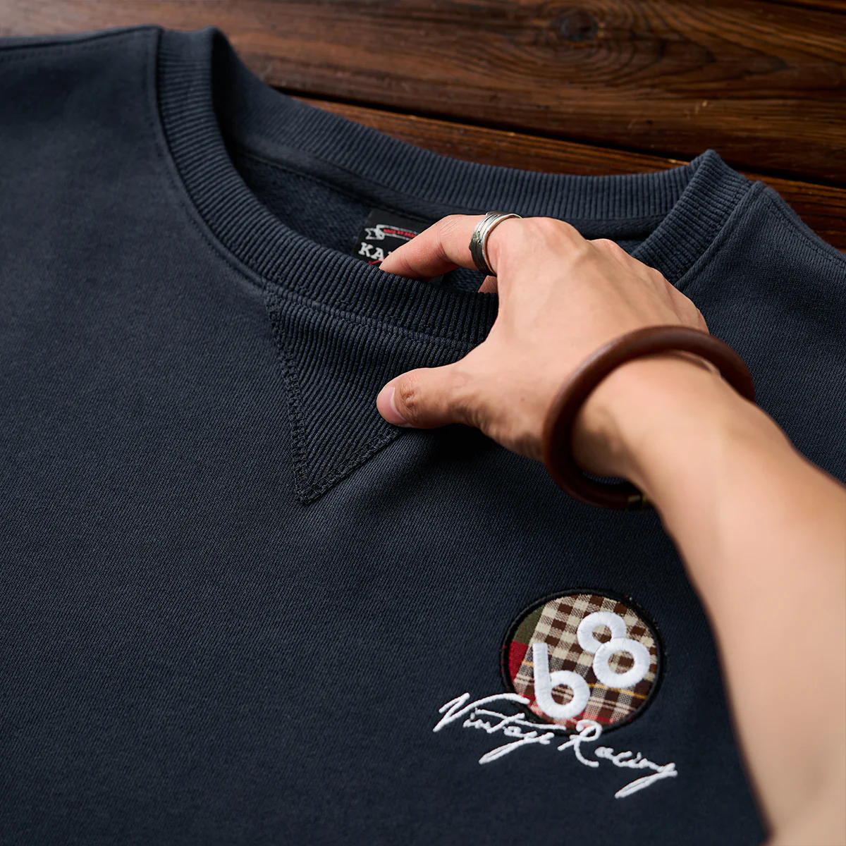 「68 Vintage Racing」刺繍＆肘チェックパッチ ネイビースウェット - Image 10