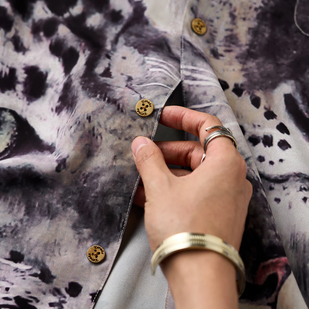 Karaku×川又聡「Snow leopard 雪豹」プリント入りオープンカラーシャツ - Image 16