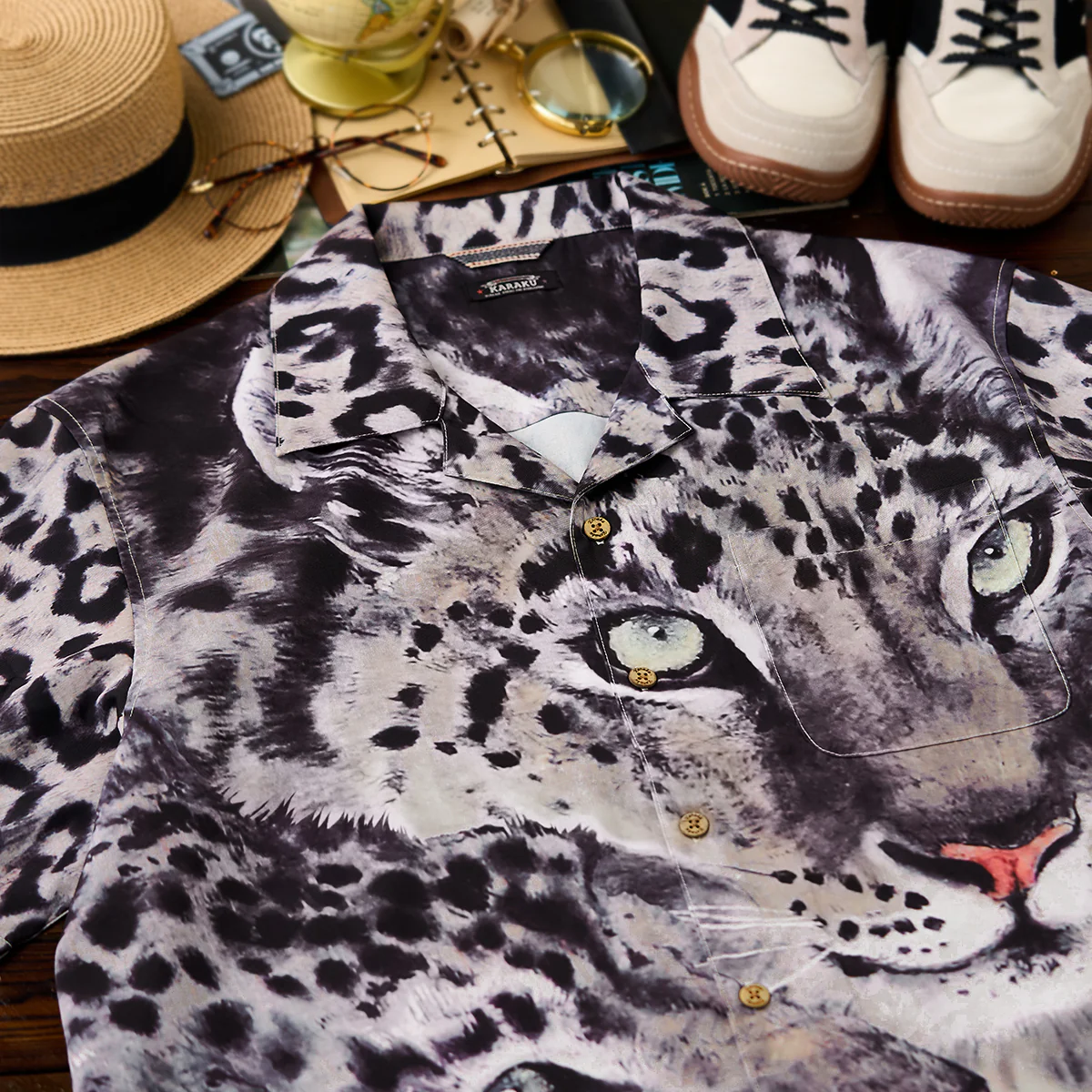 Karaku×川又聡「Snow leopard 雪豹」プリント入りオープンカラーシャツ - Image 4