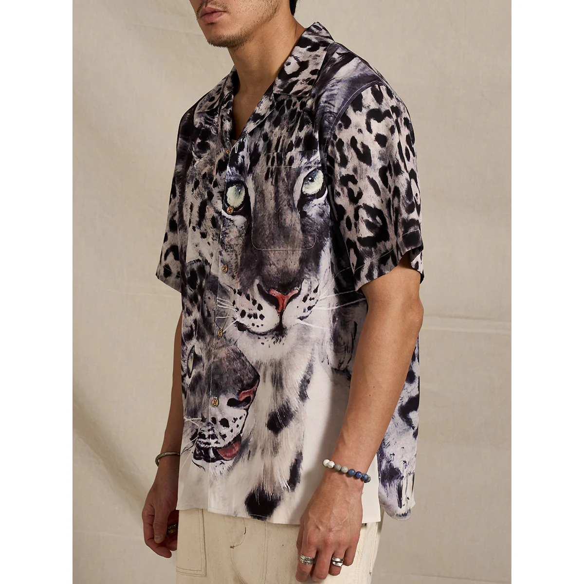 Karaku×川又聡「Snow leopard 雪豹」プリント入りオープンカラーシャツ - Image 7