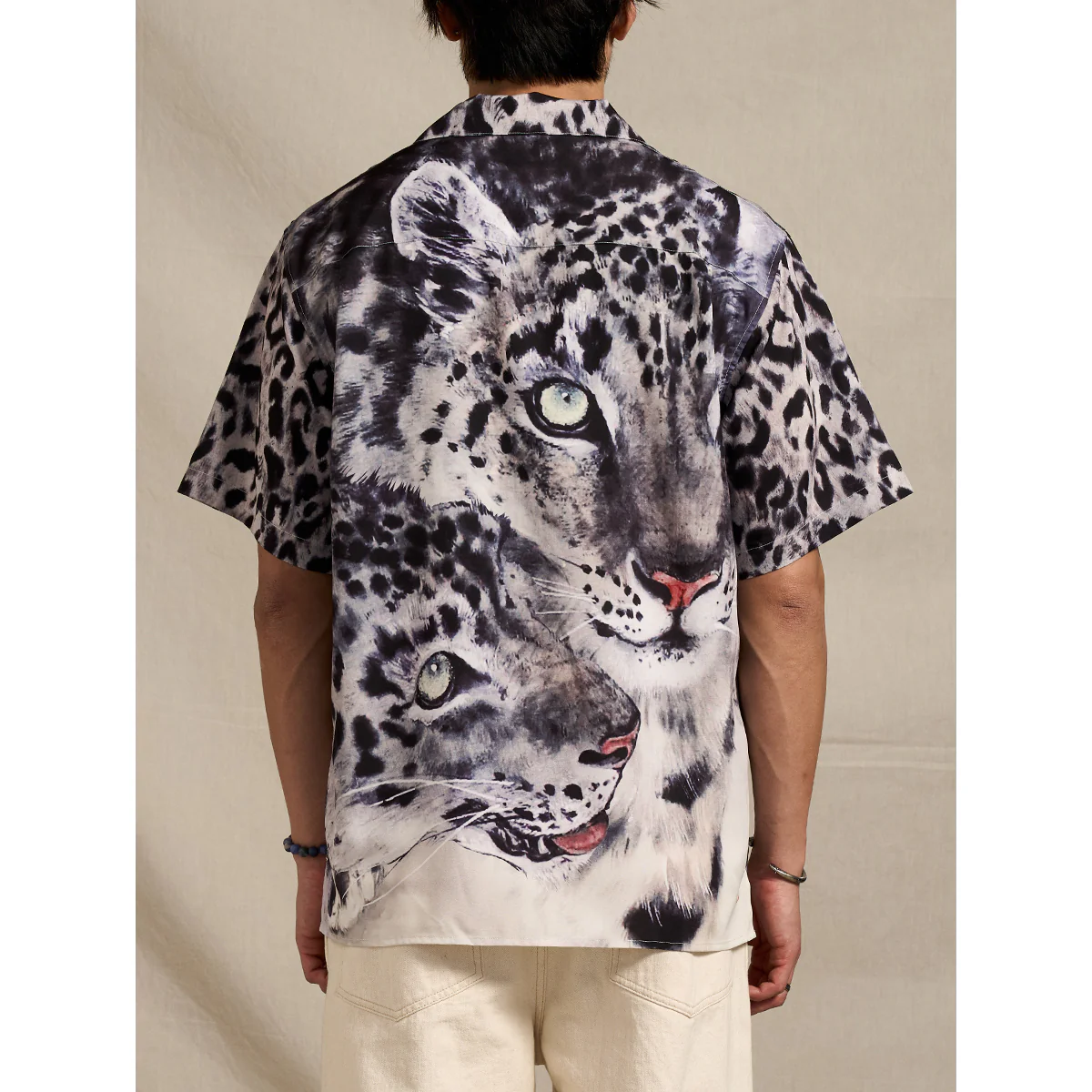 Karaku×川又聡「Snow leopard 雪豹」プリント入りオープンカラーシャツ - Image 8