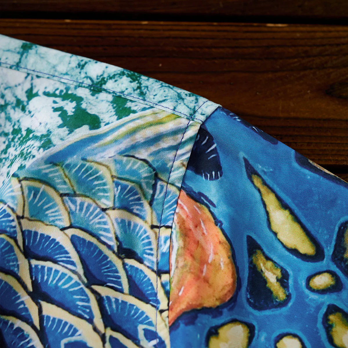 KARAKU×彩蘭弥「アデャッコ-The blueface angelfish」アロハシャツ - Image 12