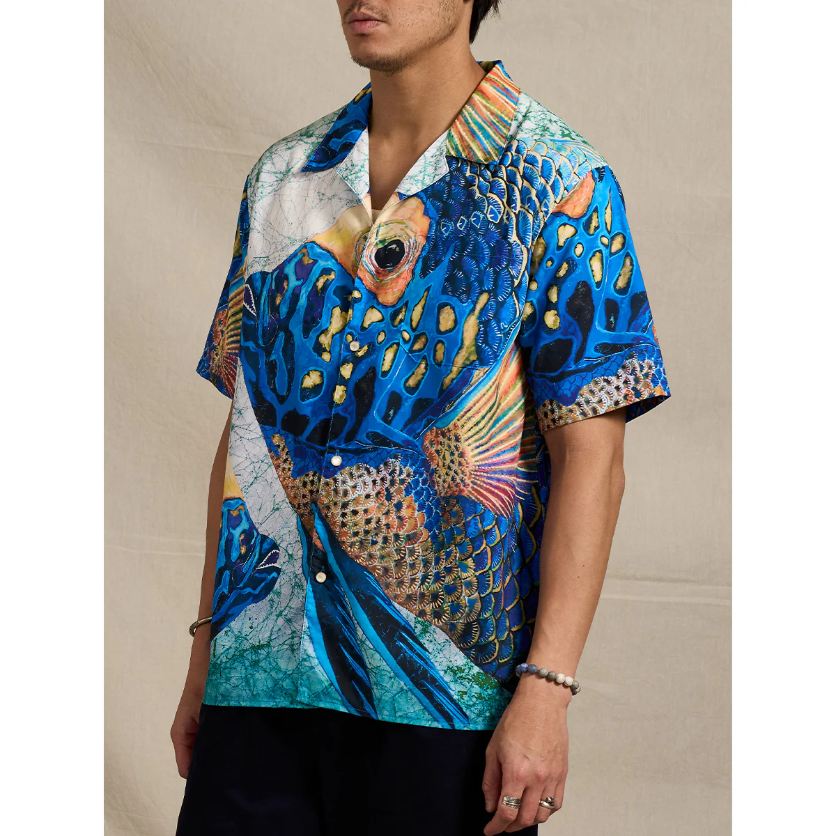 KARAKU×彩蘭弥「アデャッコ-The blueface angelfish」アロハシャツ - Image 7
