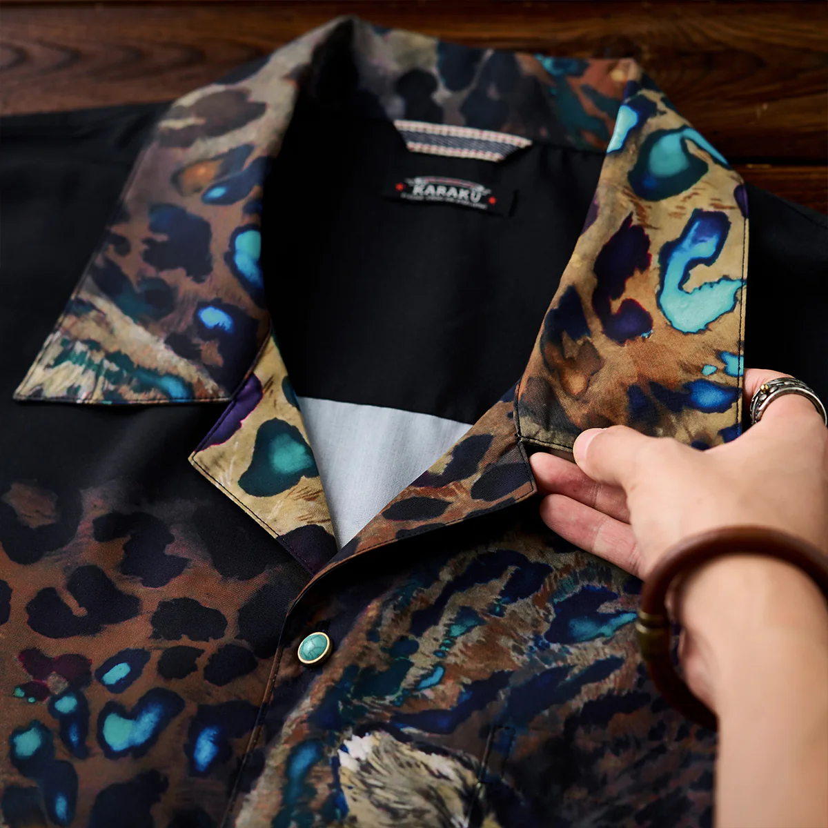 Karaku×川又聡「夢豹」ターコイズ調ボタン付きオープンカラーシャツ - Image 12