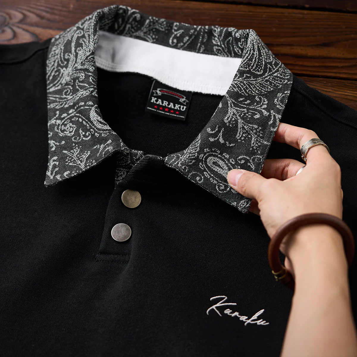 Karaku刺繍入り 襟・前立てジャガードペイズリー柄切替ポロカラースウェット - Image 7