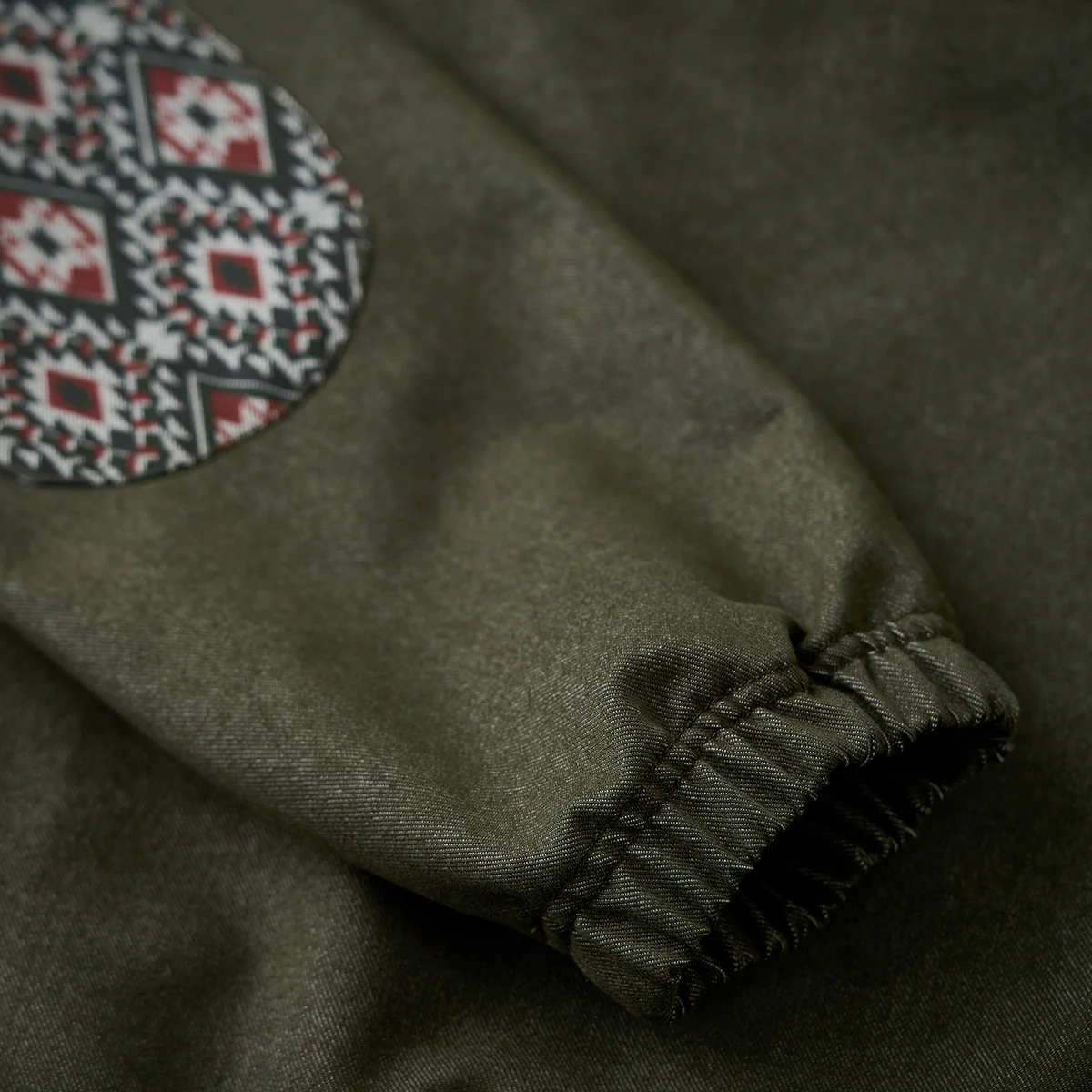 「KaraKu」ロゴ刺繡　裏ナバホ調柄・肘パッチハーフジップデニムスウェット - Image 11