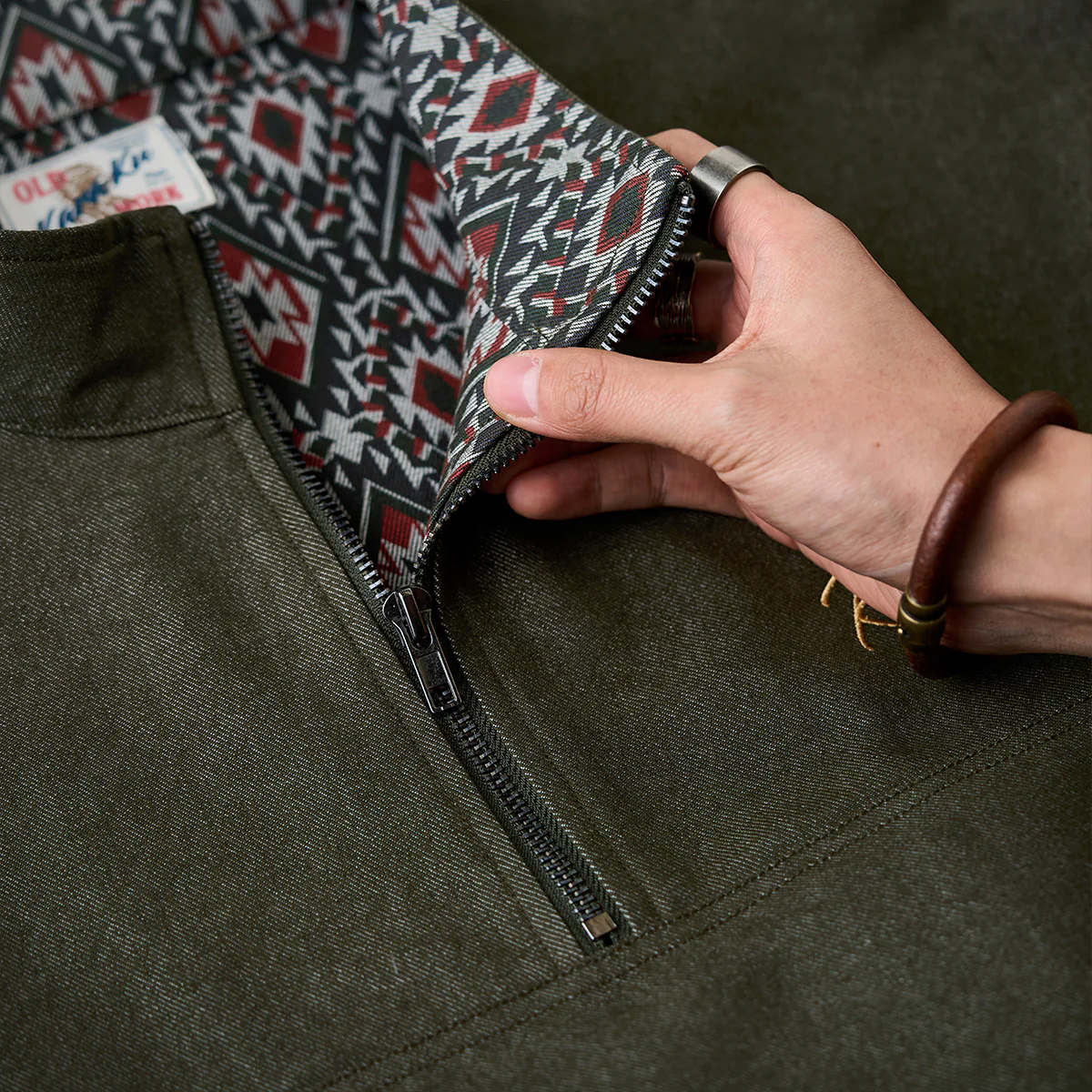 「KaraKu」ロゴ刺繡　裏ナバホ調柄・肘パッチハーフジップデニムスウェット - Image 7